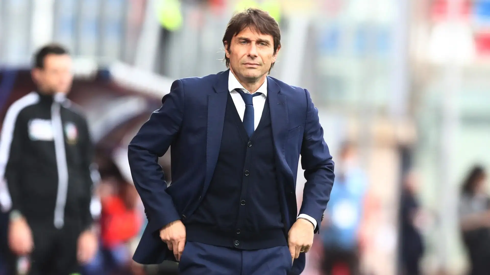 Secondo il Corriere della Sera, Conte porterà con sé il vice Christian Stellini, il fratello Gianluca, i preparatori atletici Costantino Coratti e Stefano Bruno