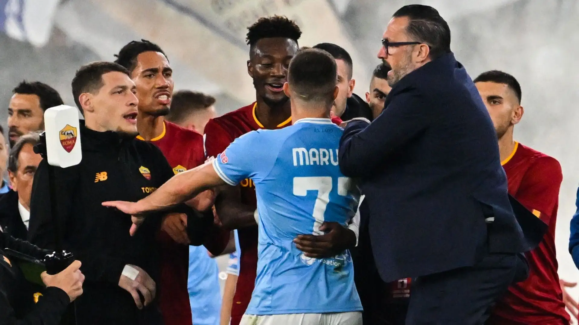 Non un bell'esempio per le migliaia di persone che stavano guardando la partita
