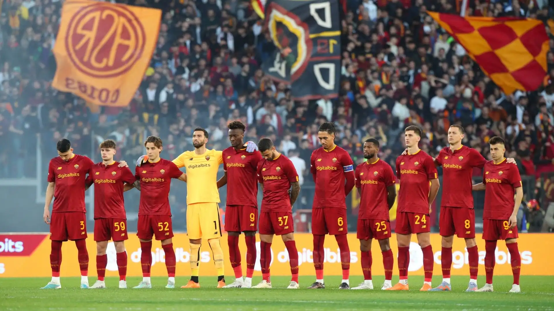 Sulla panchina della Roma non c'è Mourinho, squalificato