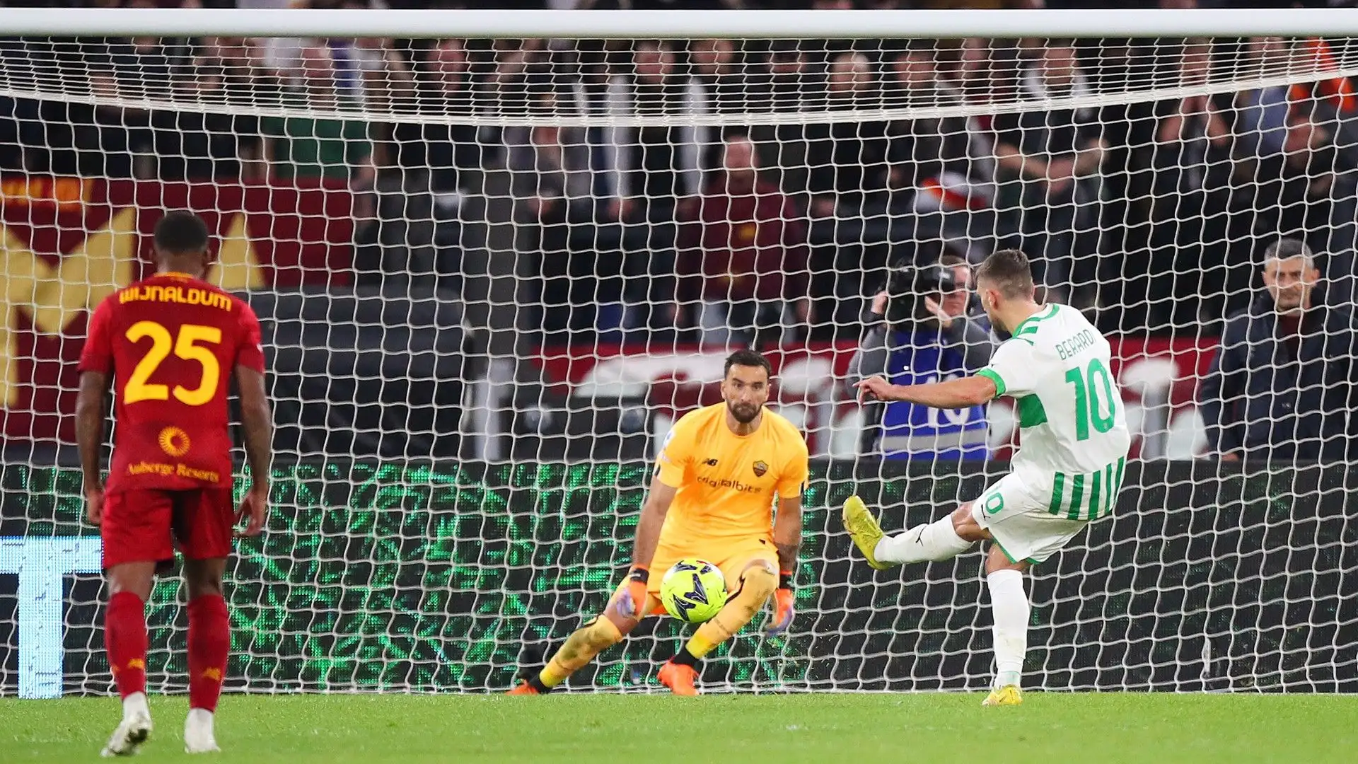 4 gol, 1 espulsione, 1 rigore, la contestazione: è successo di tutto nel primo tempo della partita