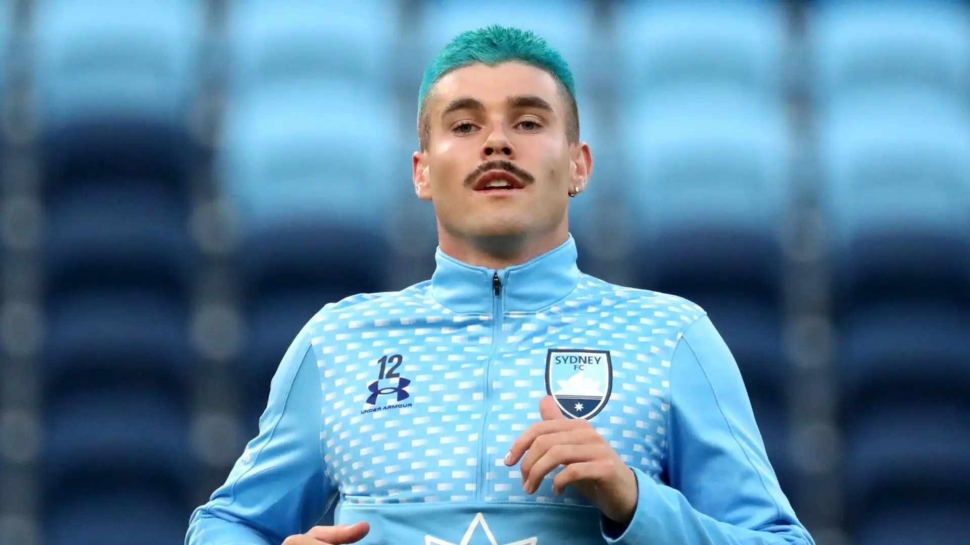 Patrick Wood ha abbinato un baffo importante ai capelli blu