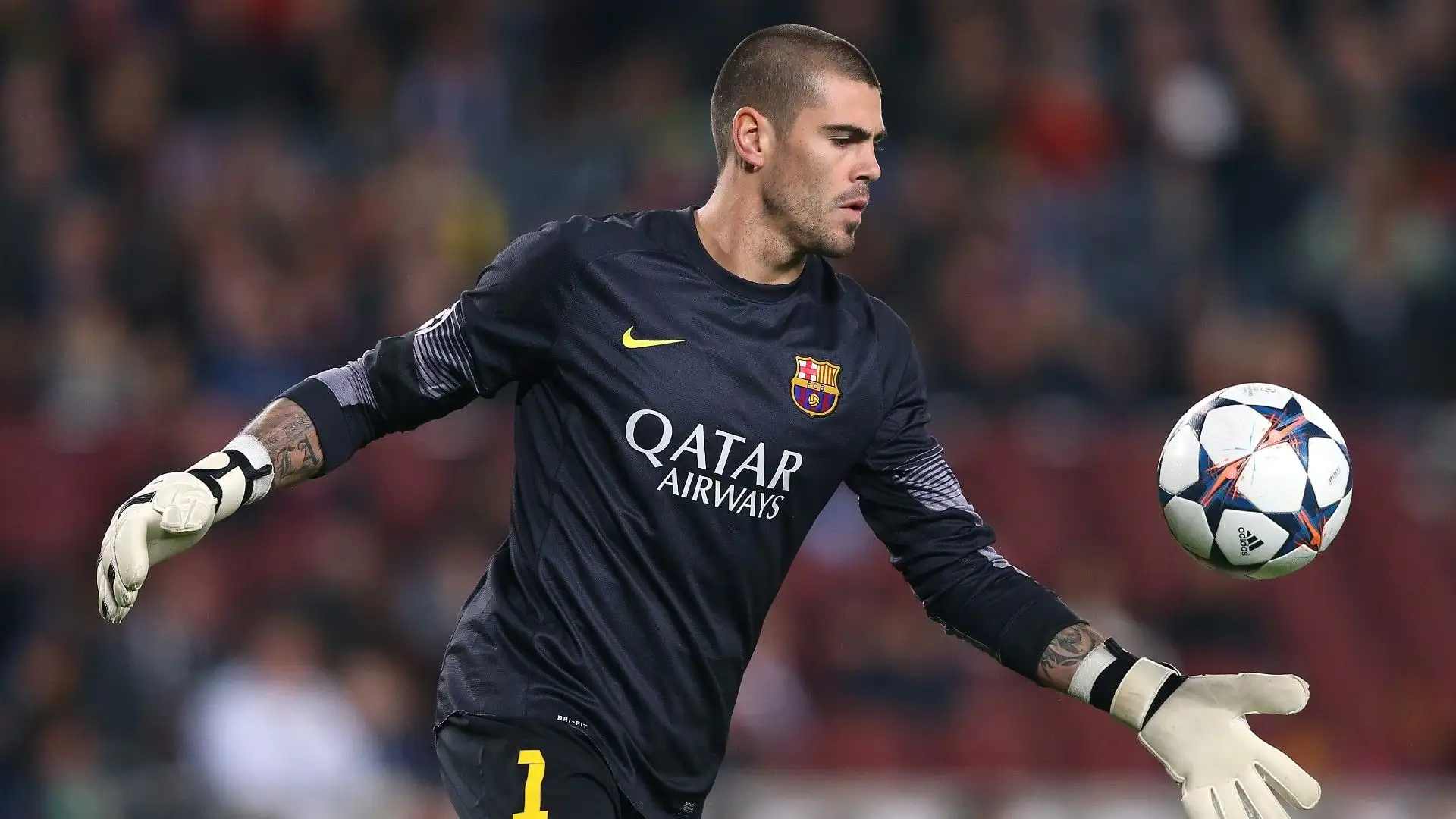 Víctor Valdés (Barcellona, Manchester United, Standard Liegi, Middlesbrough) allena i giovani portieri del Barcellona e ha sviluppato un'applicazione di incontri
