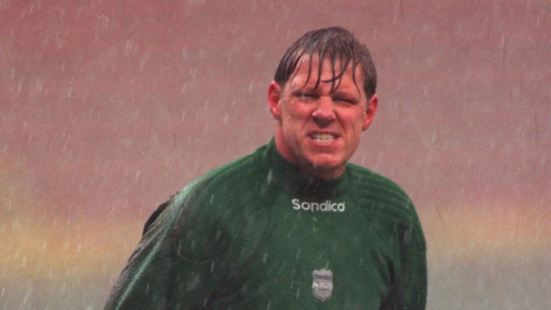Nigel Spink (Aston Villa, West Bromwich, Millwall, Forest Green) gestisce la propria attività di consegne, la S&M Courier
