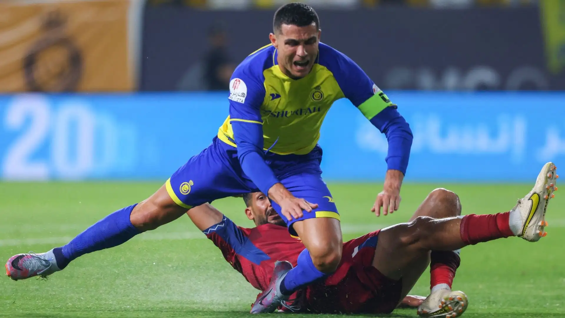 Gli avversari hanno provato a fermare CR7 in tutte le maniere: ecco l'immagine di un tackle ai danni del portoghese