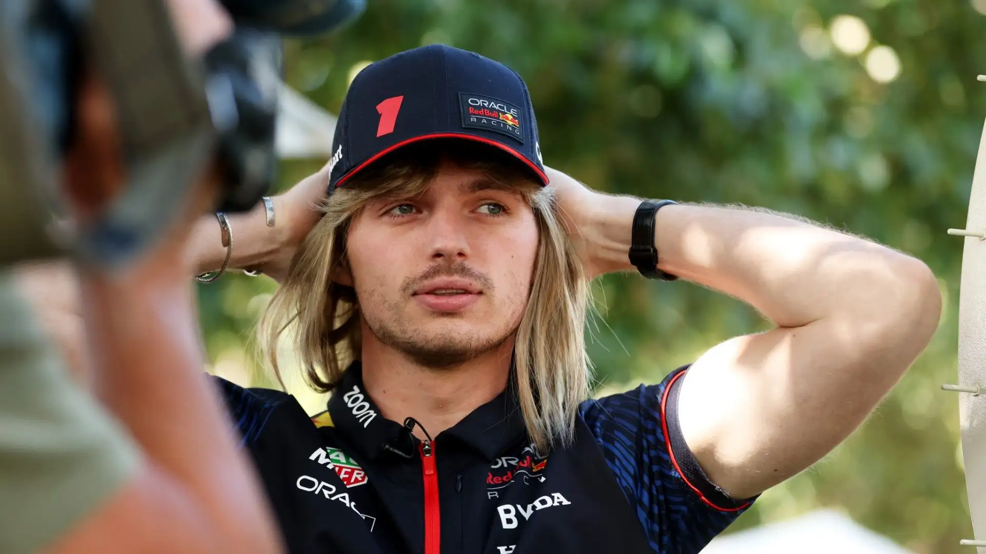 Max Verstappen con i capelli lunghi non sarebbe bellissimo