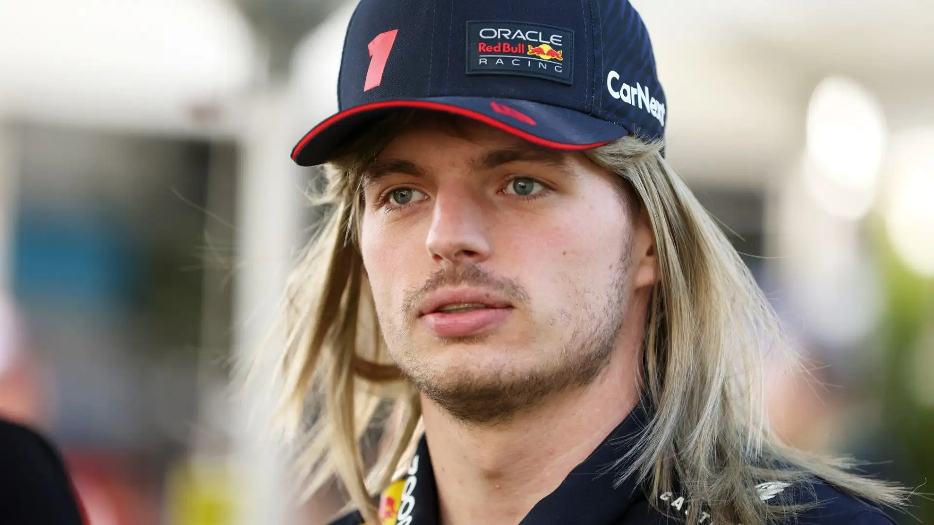 Con il cappello sembra che Verstappen abbia davvero cambiato il look dei suoi capelli