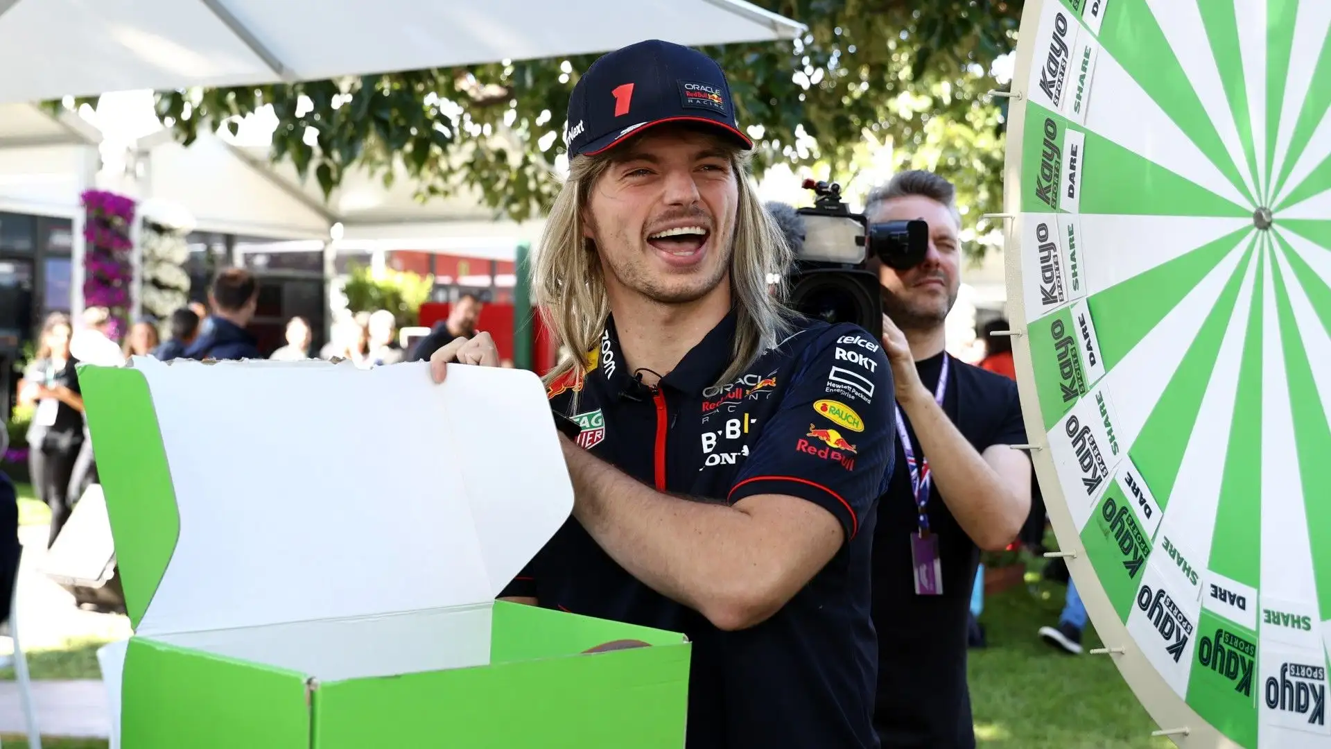 Ovviamente la parrucca del pilota della Red Bull ha divertito tantissimi i tifosi presenti