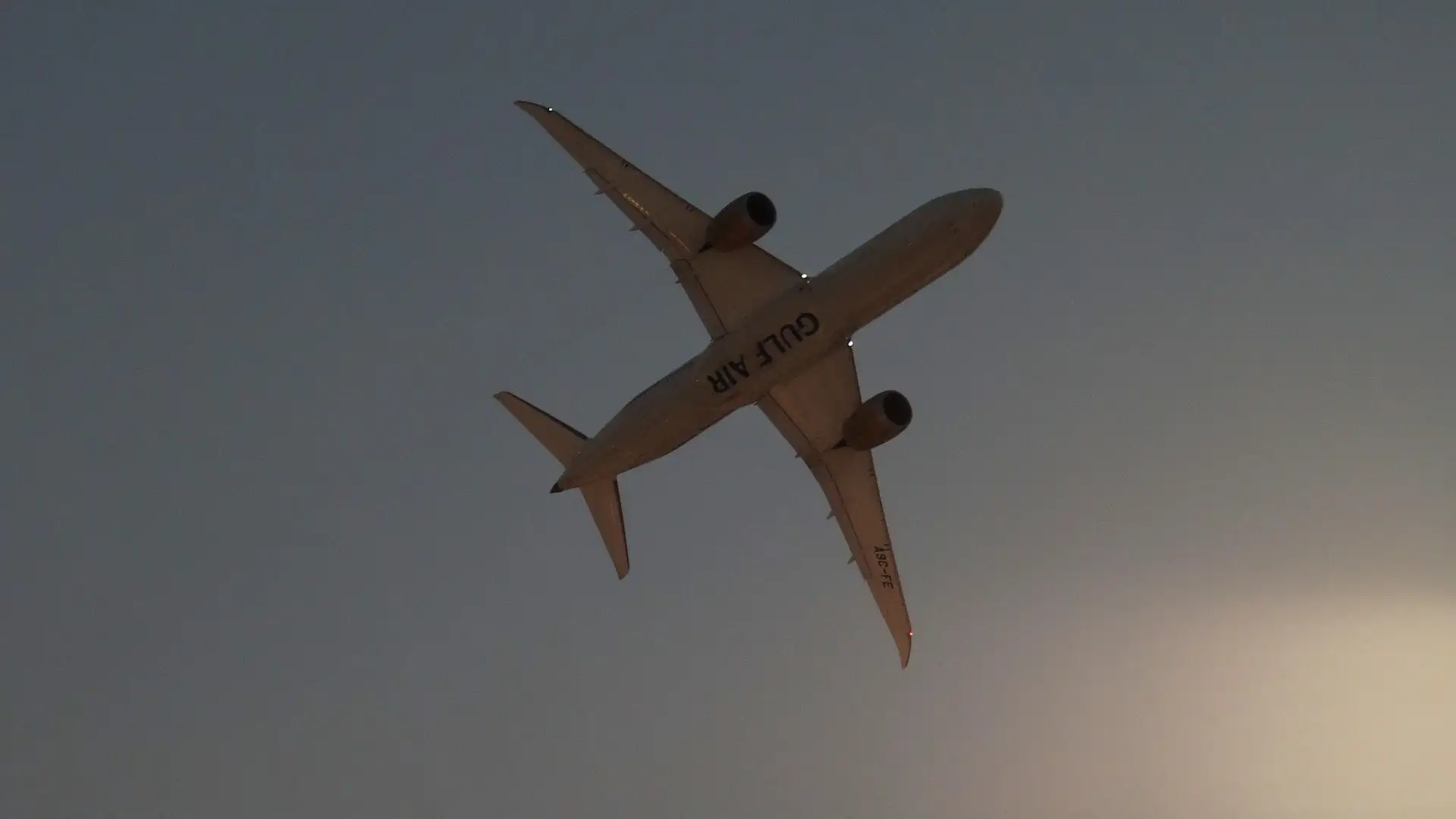 Poco prima del 'via' ha sorvolato il circuito un aeroplano della Gulf Air