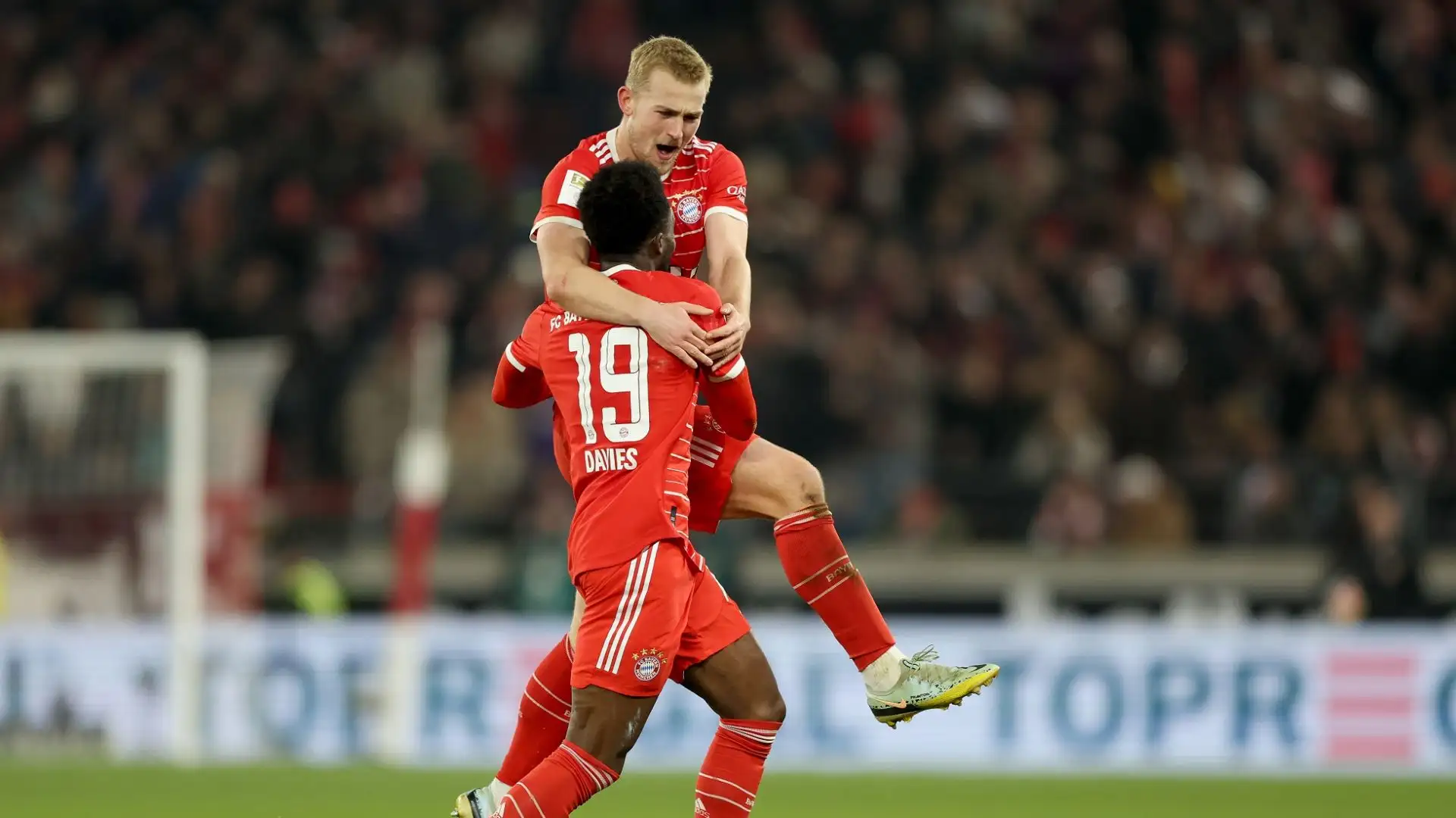 Ad aprire il match De Ligt con una clamorosa conclusione da fuori area