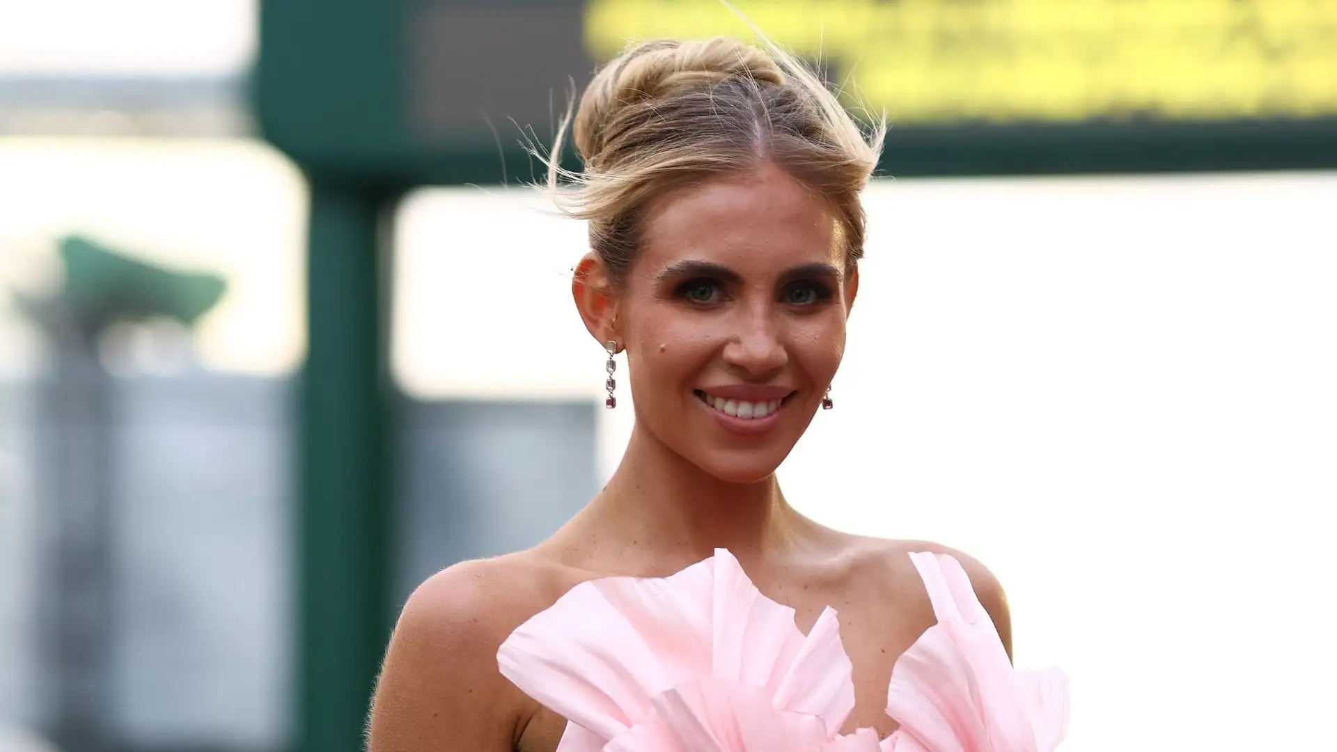 Bellissimo il vestito rosa di Mikayla Crisp, popolarissima sui social network