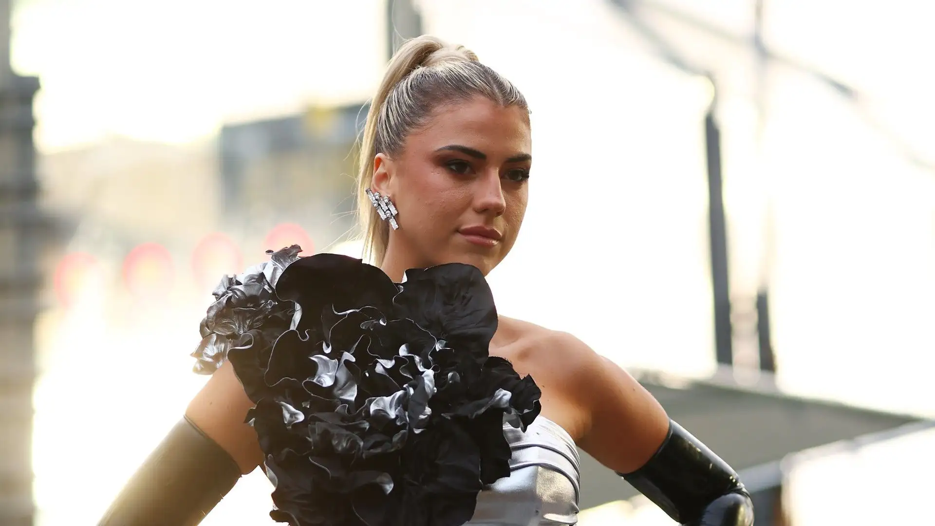 Spicca l'enorme fiore nero sul vestito di Paris