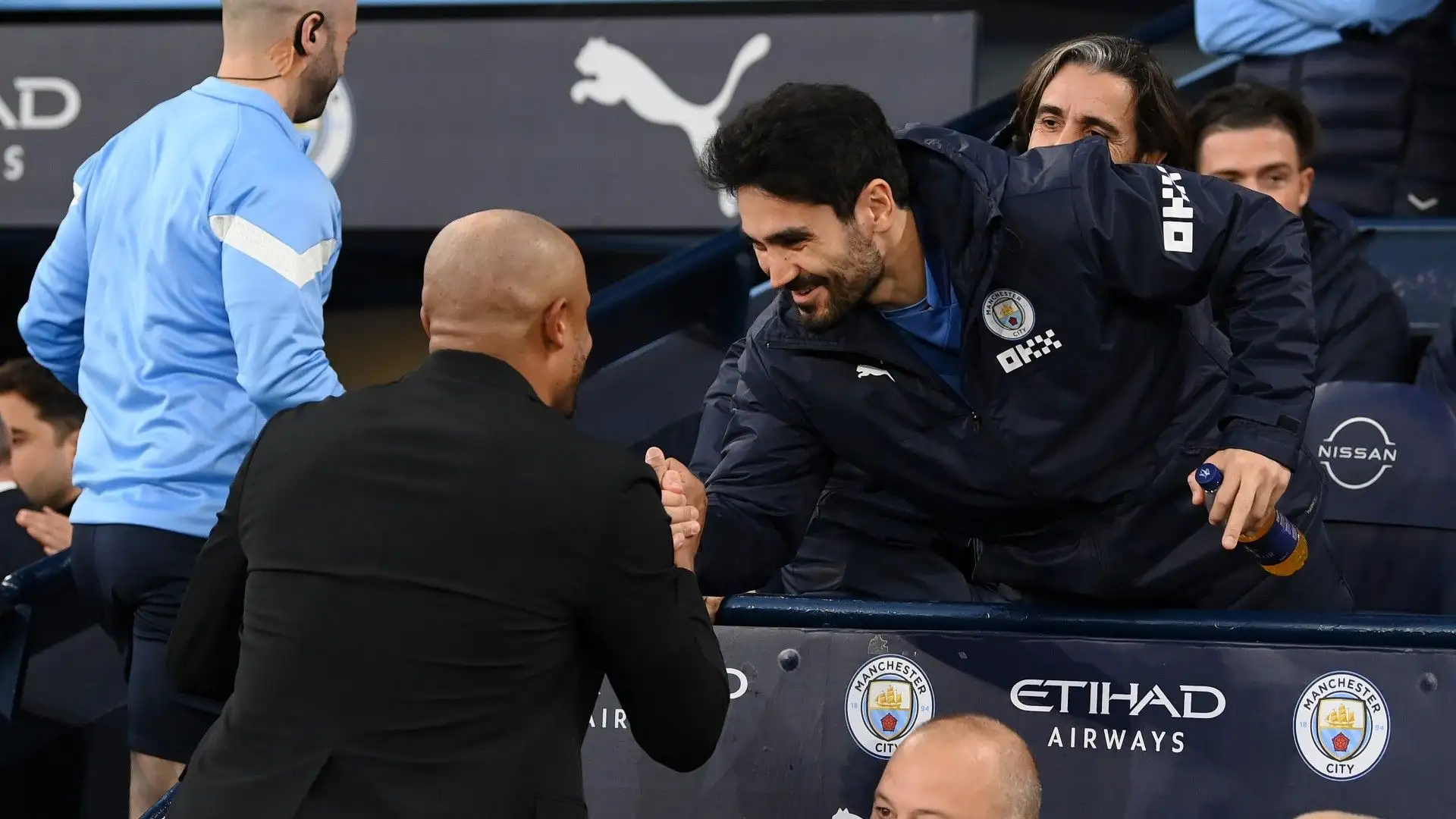 Kompany ha salutato i suoi ex compagni. Qui la stretta di mano con Gundogan