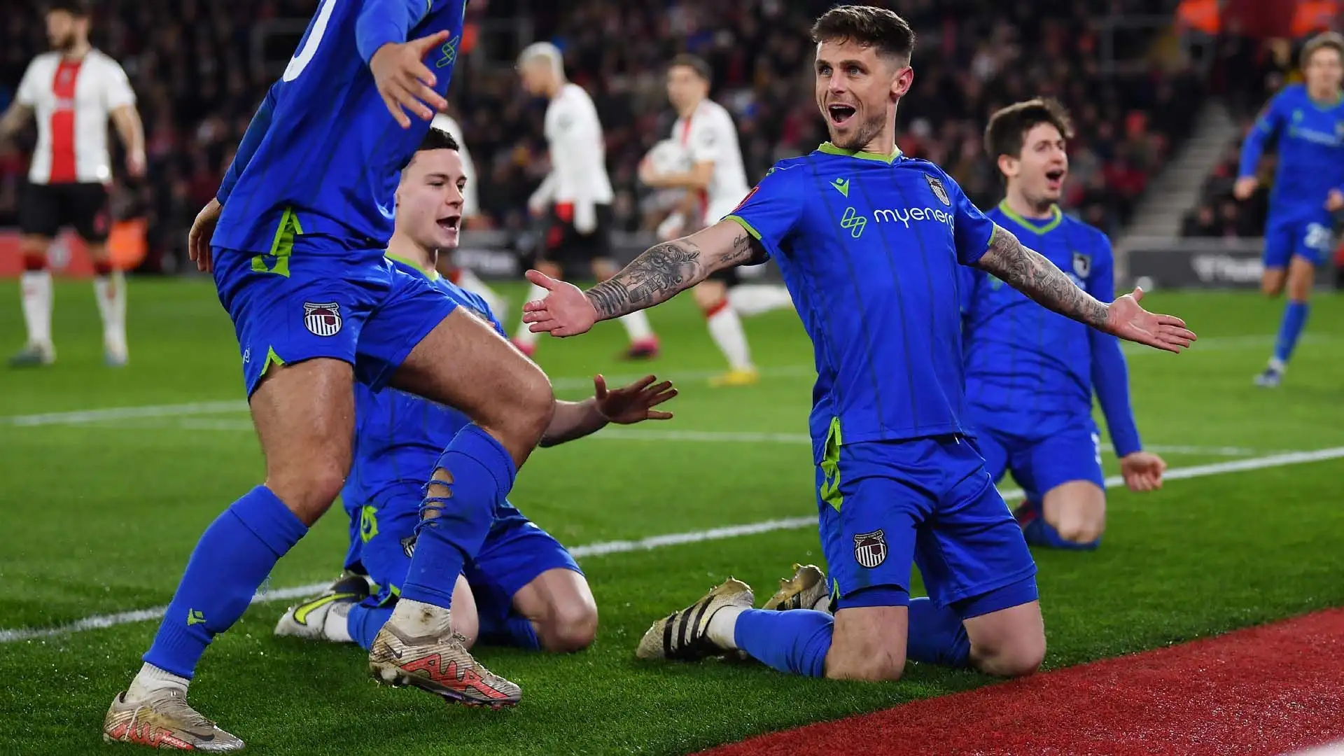 La prima squadra inglese del centrocampista è stata l'Hartlepool