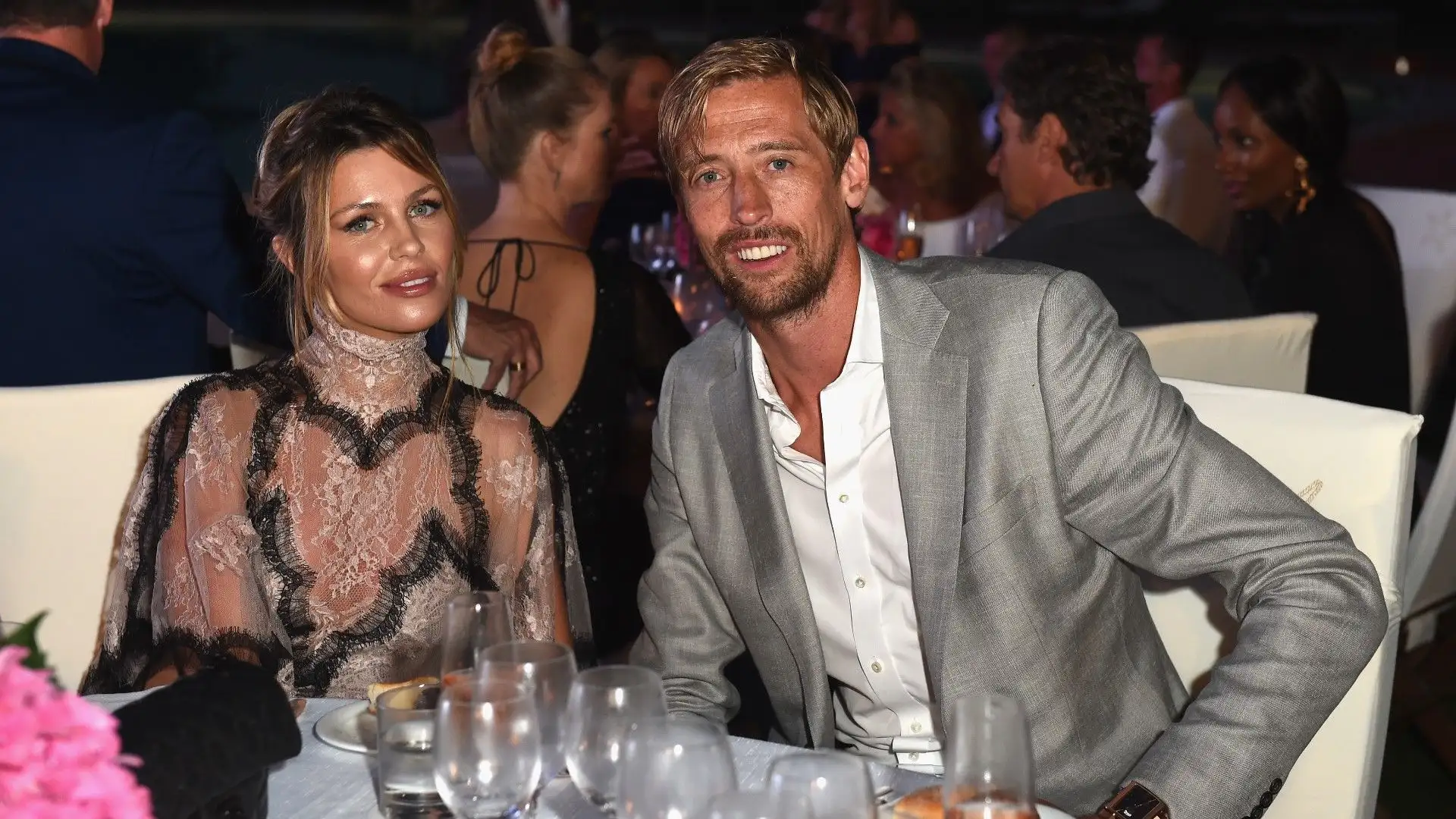 Il marito Peter Crouch è il calciatore più alto di sempre ad aver vestito la maglia dell'Inghilterra (oltre due metri di altezza)