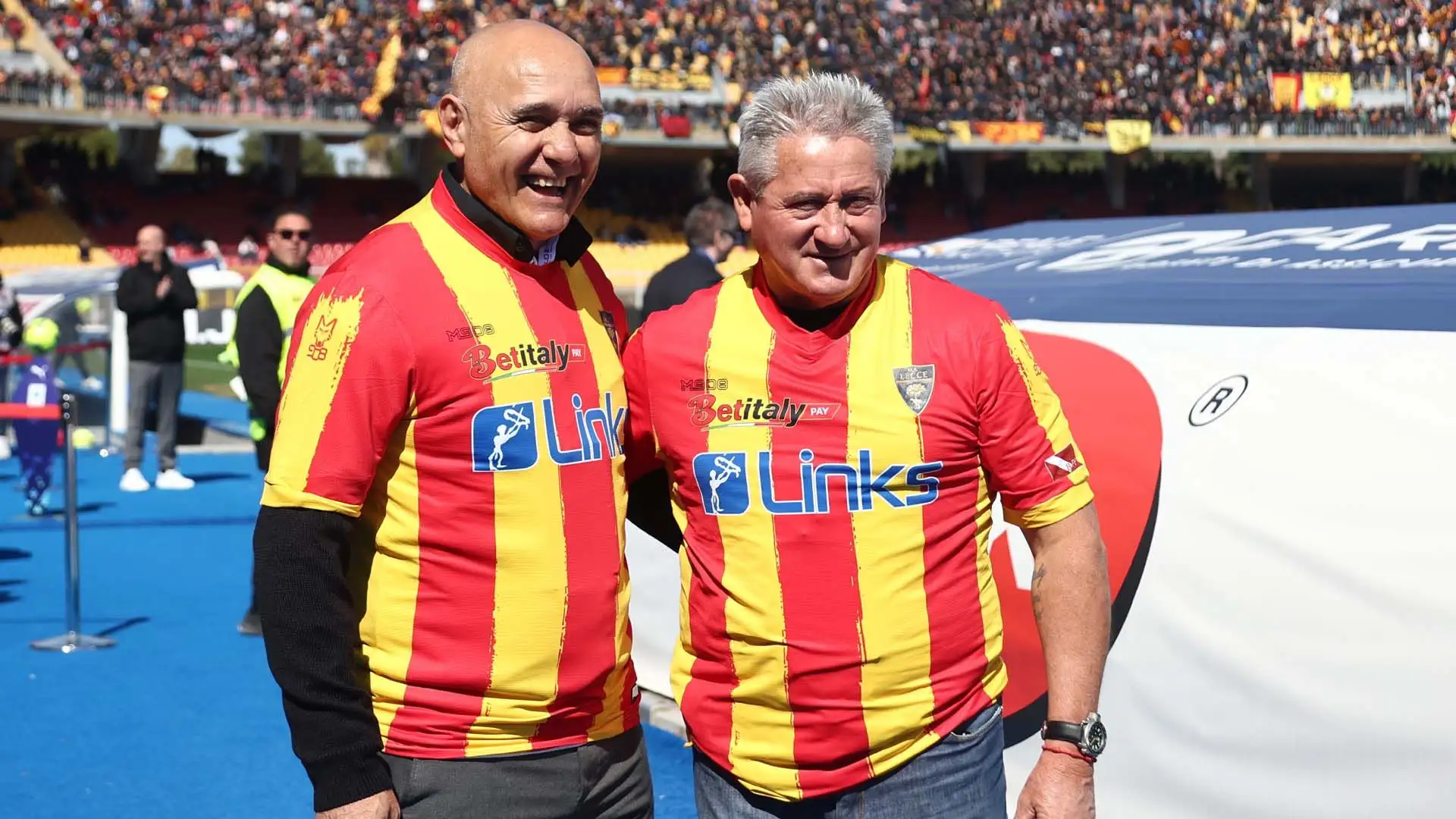 Prima della gara c'è stato spazio anche per due ex calciatori del Lecce. Li riconoscete?