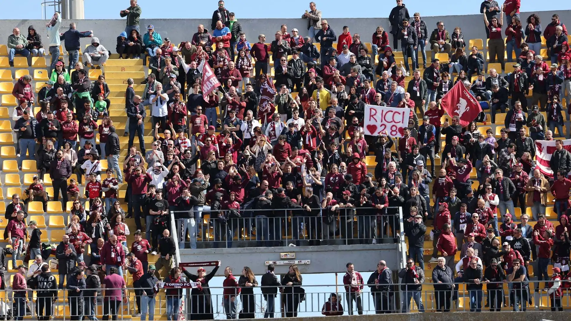 Non erano pochi i tifosi granata allo stadio leccese