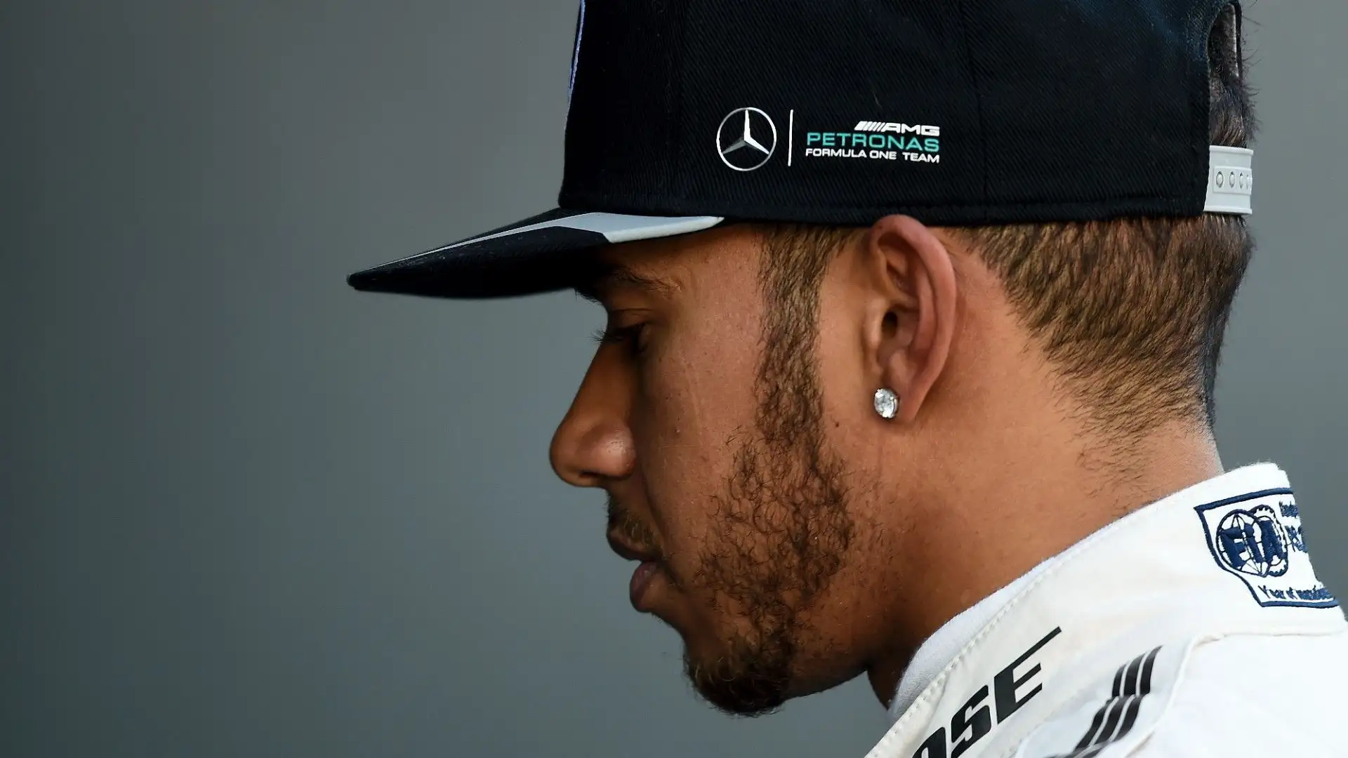 Hamilton indossa molti monili