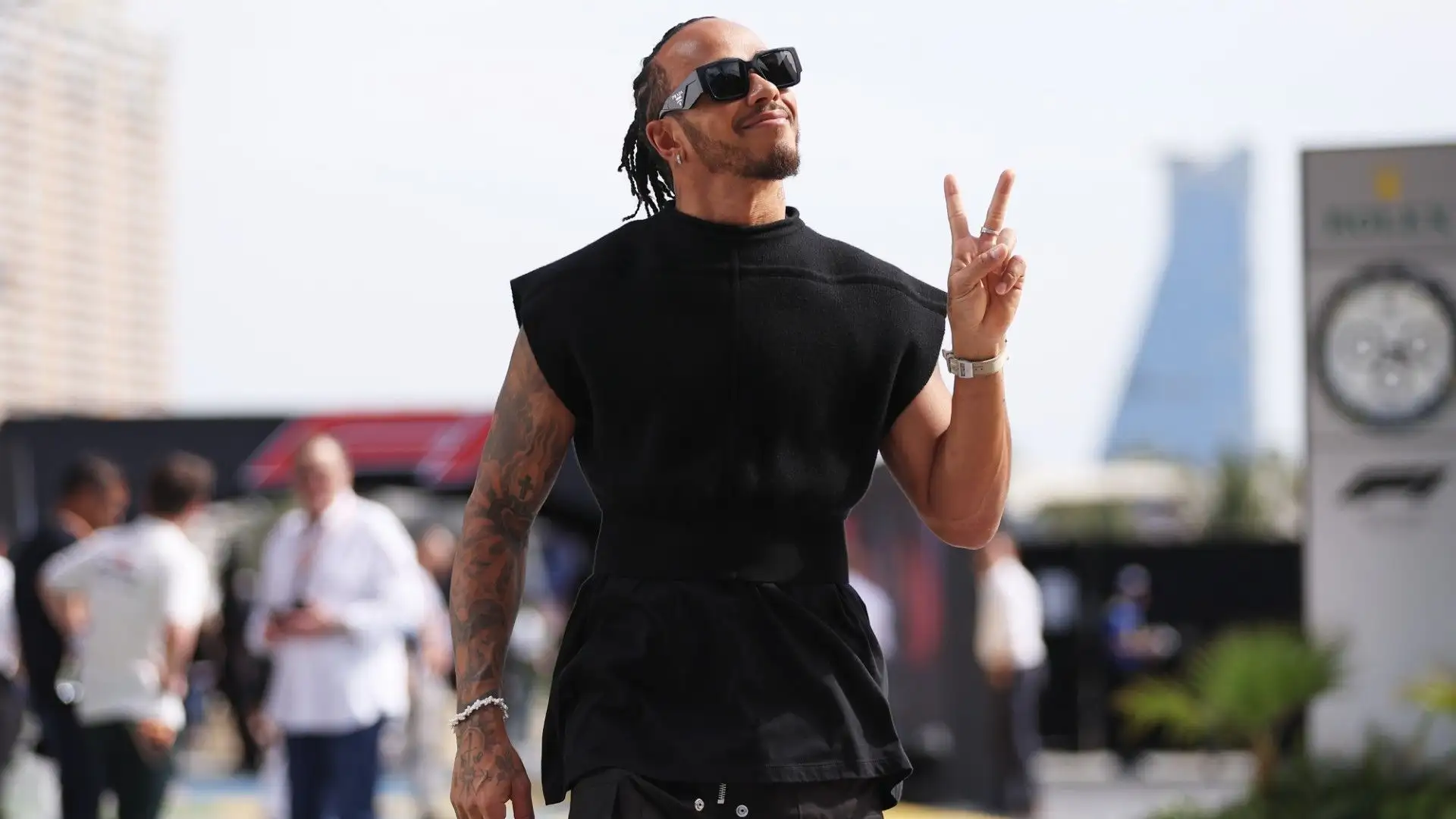 Tantissimi tifosi hanno scattato foto all'outfit di Hamilton