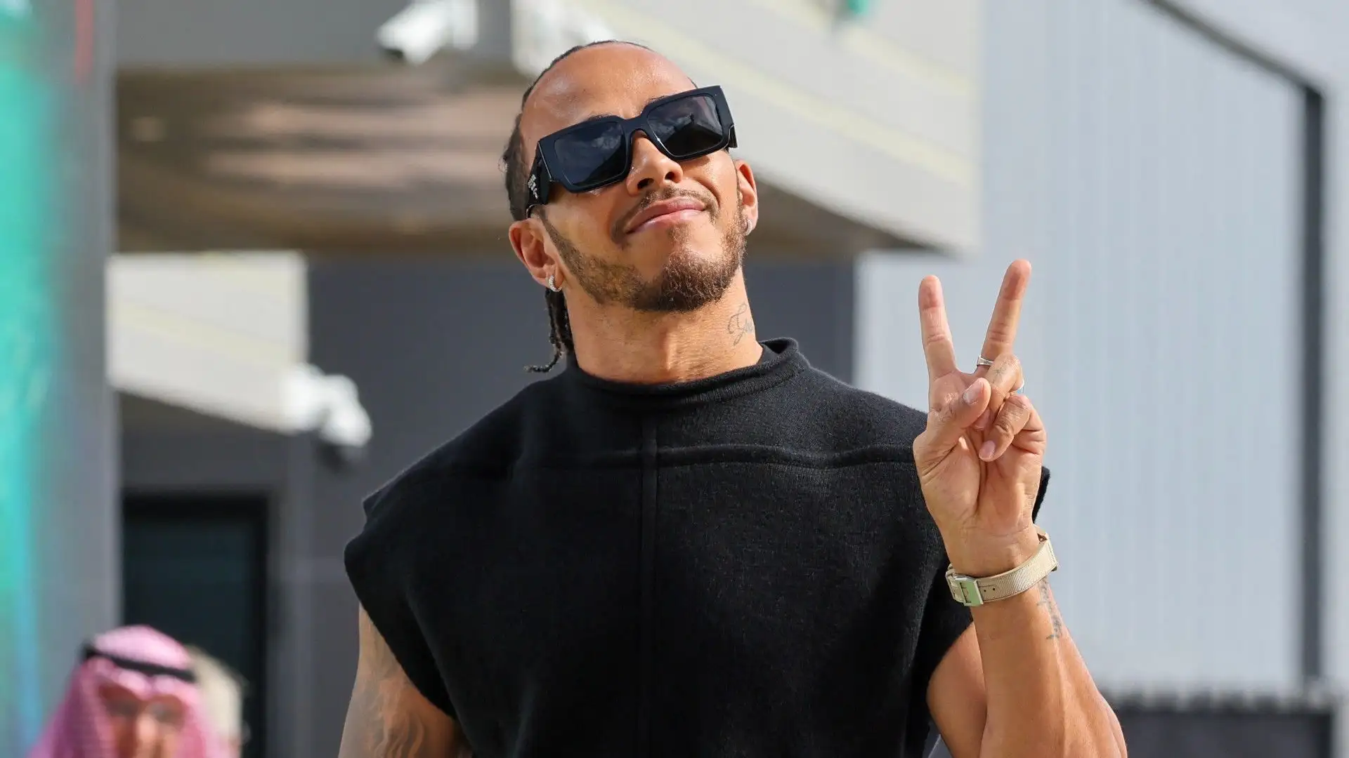 Lewis Hamilton mentre saluta i fan