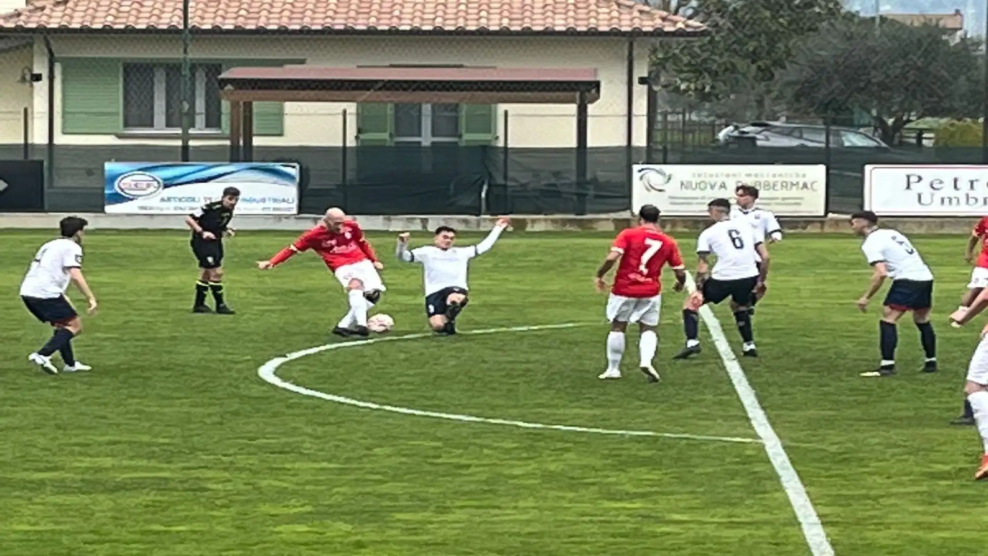 Tackle difensivo operato con tempismo e decisione per evitare il tiro in porta