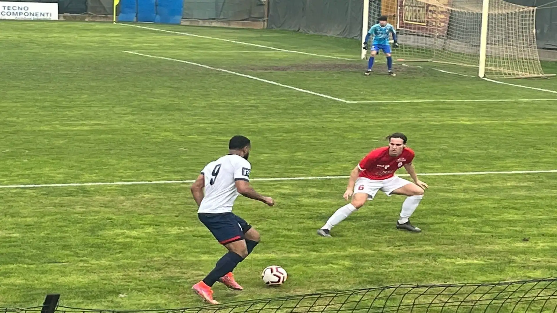 Posizionamento difensivo durante duello 1vs1 frontale