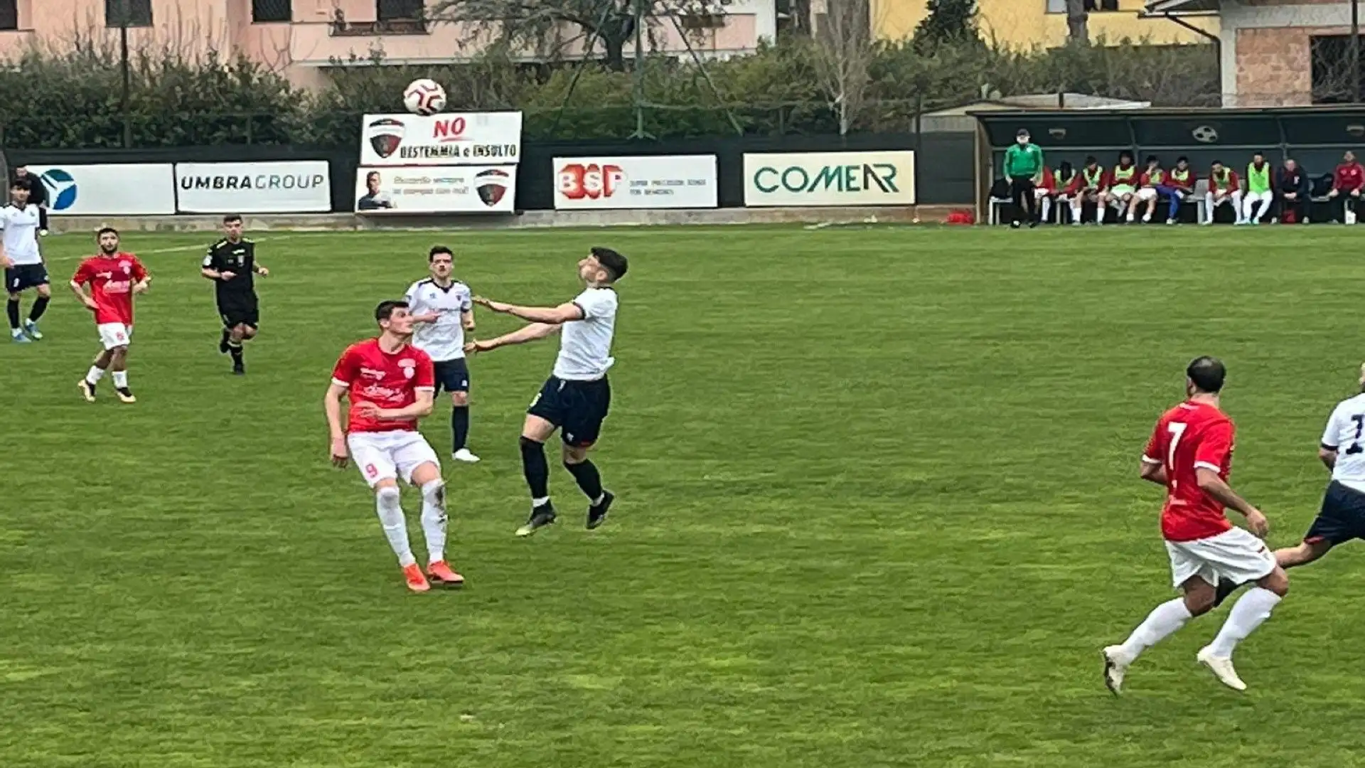 Duello aereo nel quale si ostacola l'attaccante anche aiutandosi con le braccia