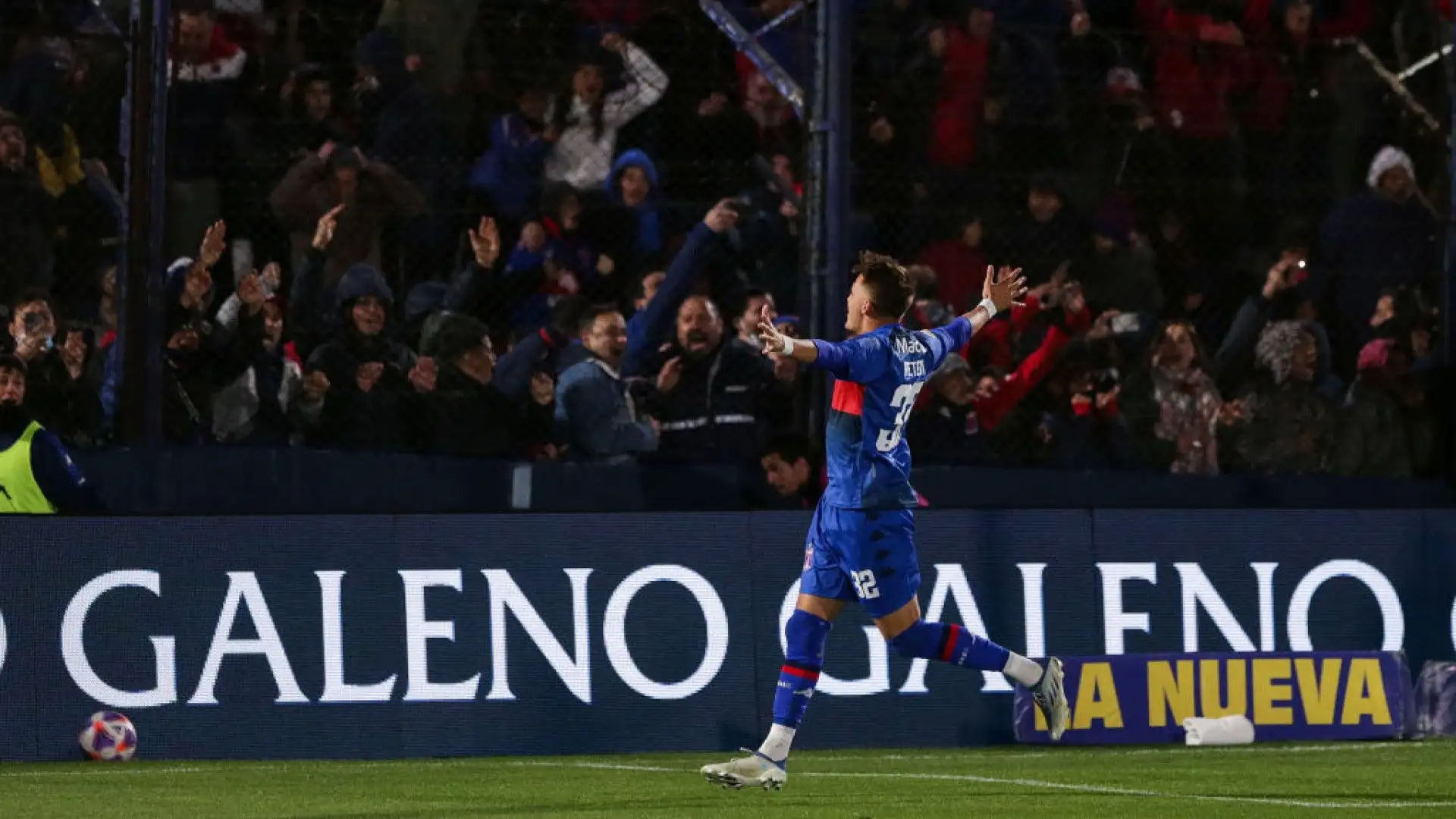 Il suo cartellino è di proprietà del Boca Juniors ma gioca nel Tigre