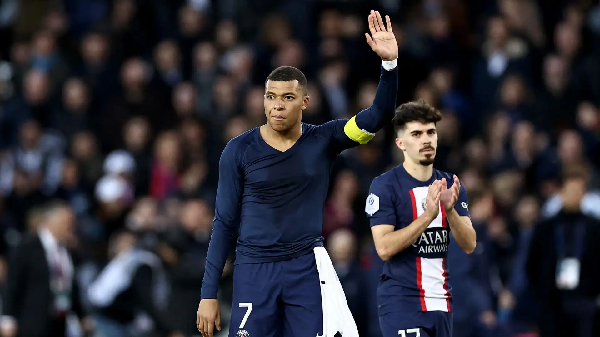 Mbappé, a fine gara, saluta i tifosi