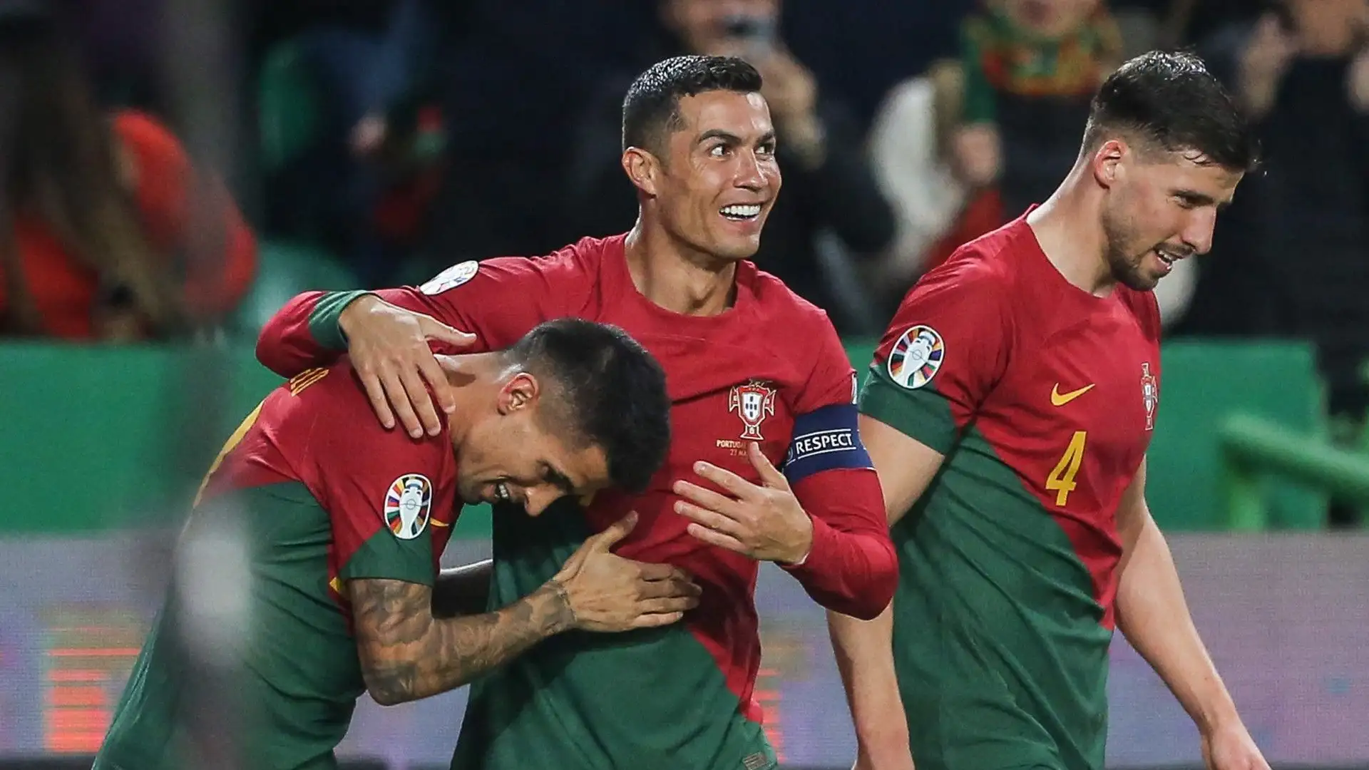 Ecco il campione portoghese mentre festeggia con i suoi compagni