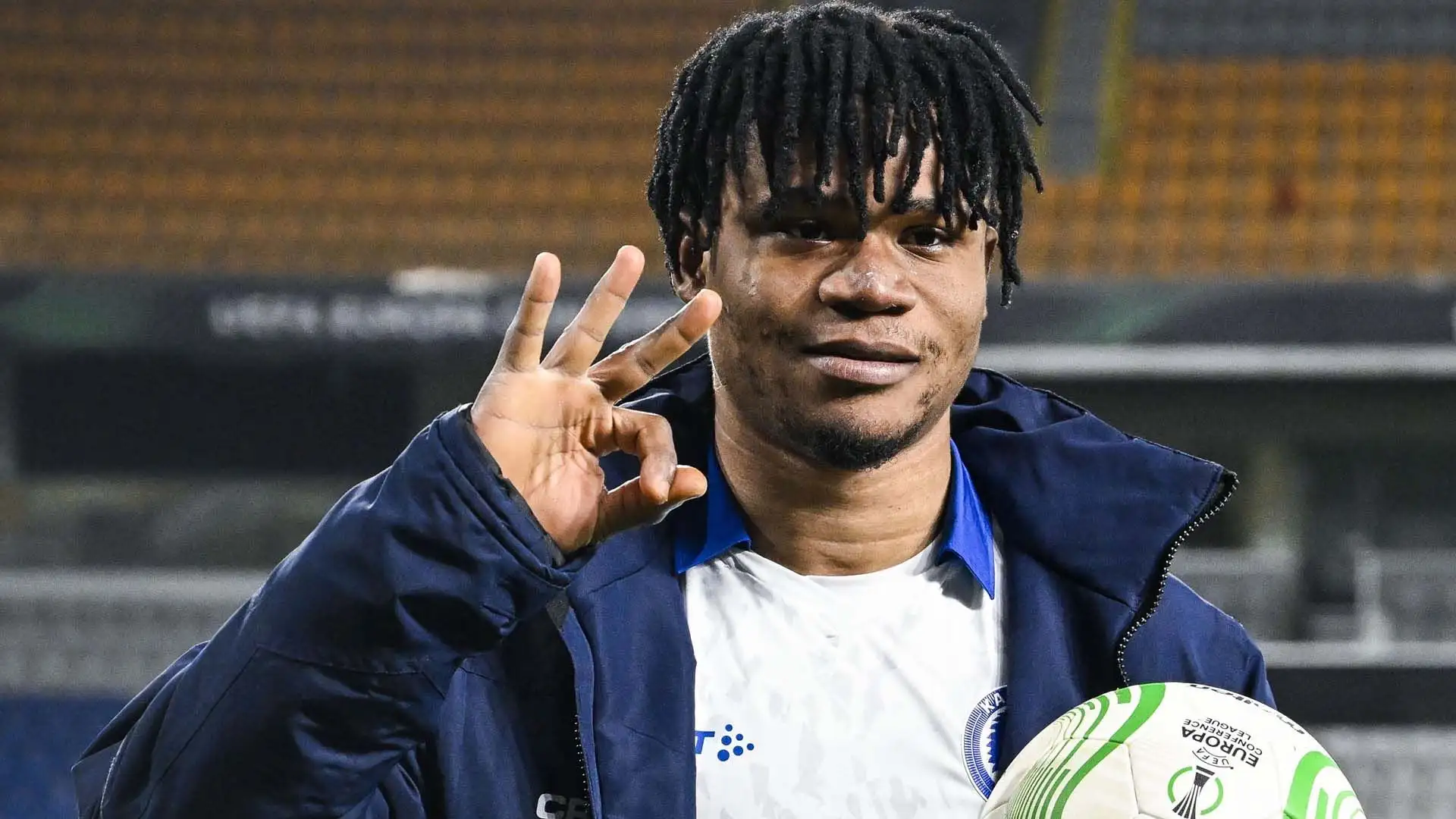 Orban, giustamente fiero, mostra il pallone che ha ricevuto in dono al termine dell'incontro