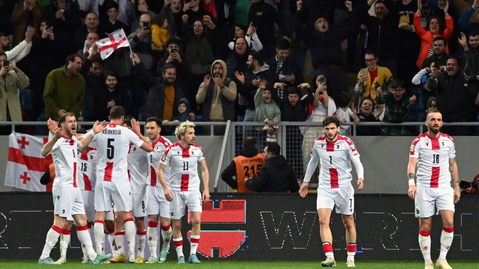 L'esultanza dei georgiani dopo il gol di Georges Mikautadze