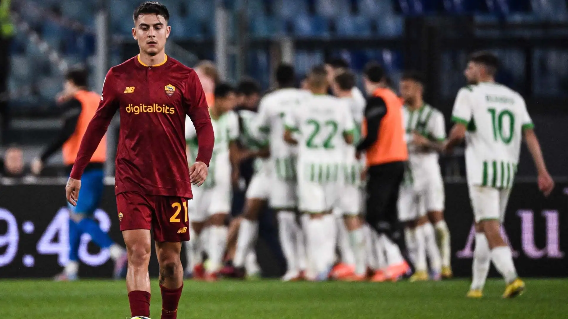 Dybala torna sconsolato a centrocampo mentre la squadra emiliana festeggia