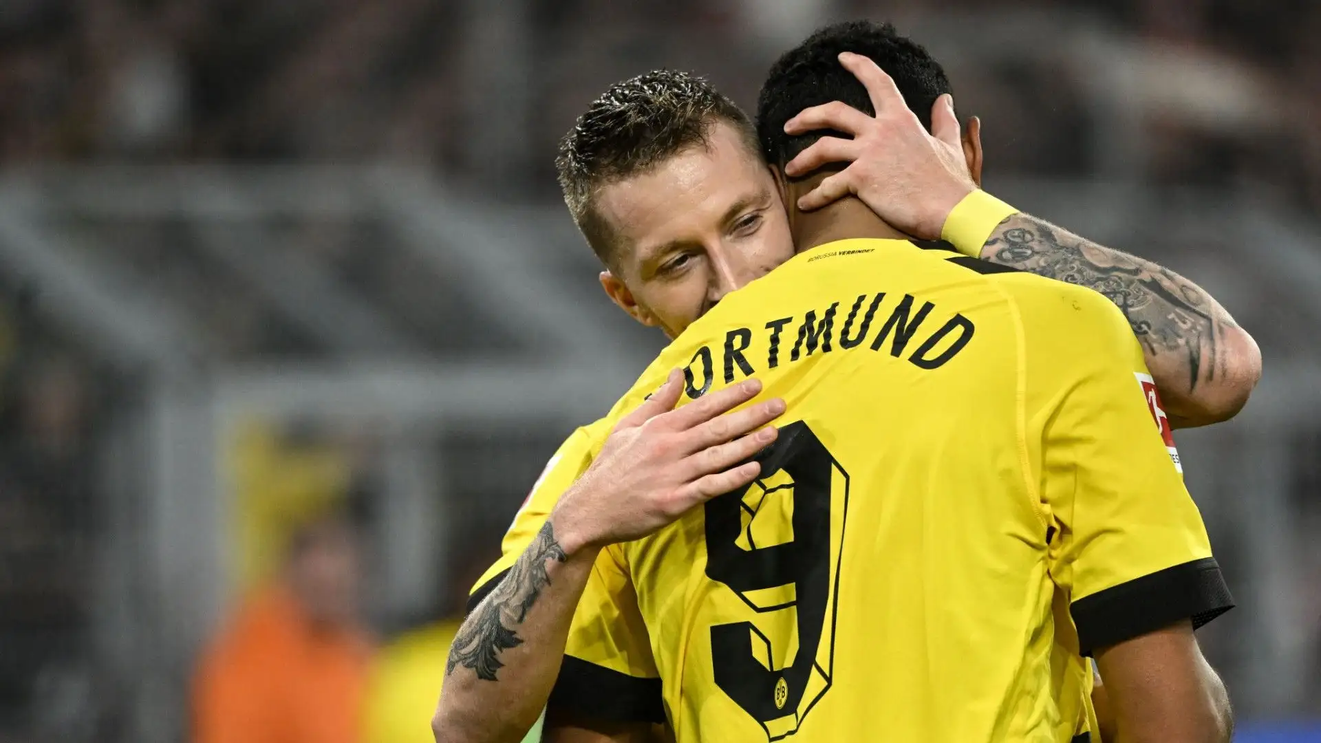 Il bellissimo abbraccio tra Reus e Haller