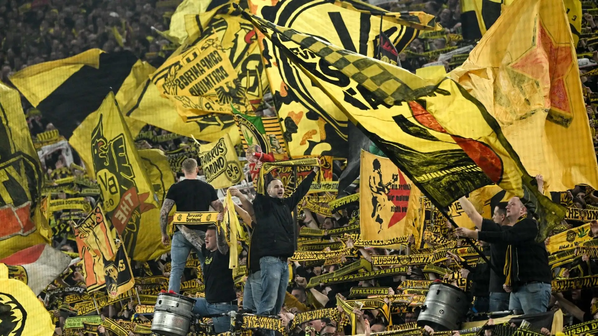 Un'altra immagine dello spettacolo allestito dai tifosi gialloneri