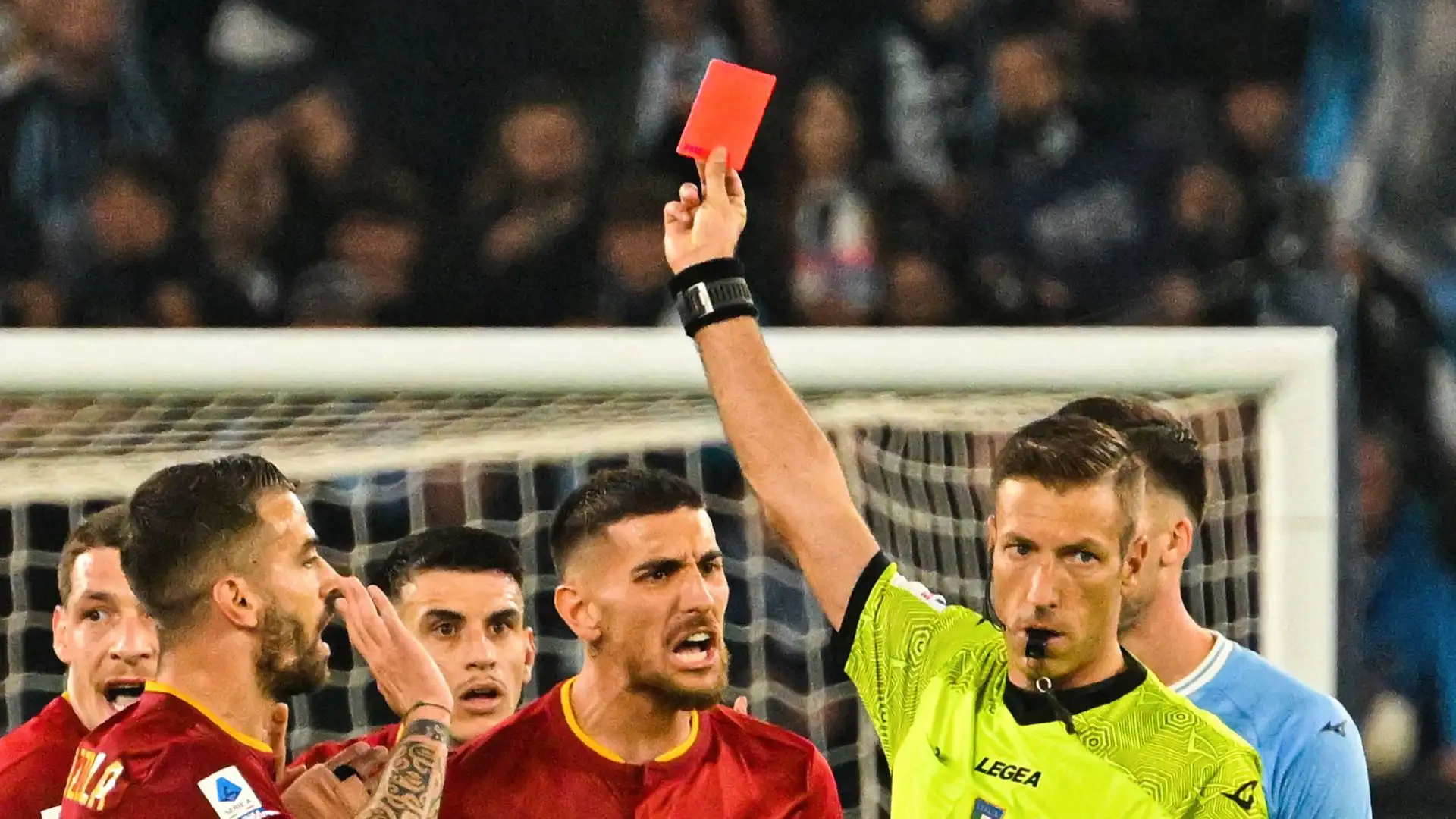 Roger Ibañez è stato mandato fuori per doppia ammonizione