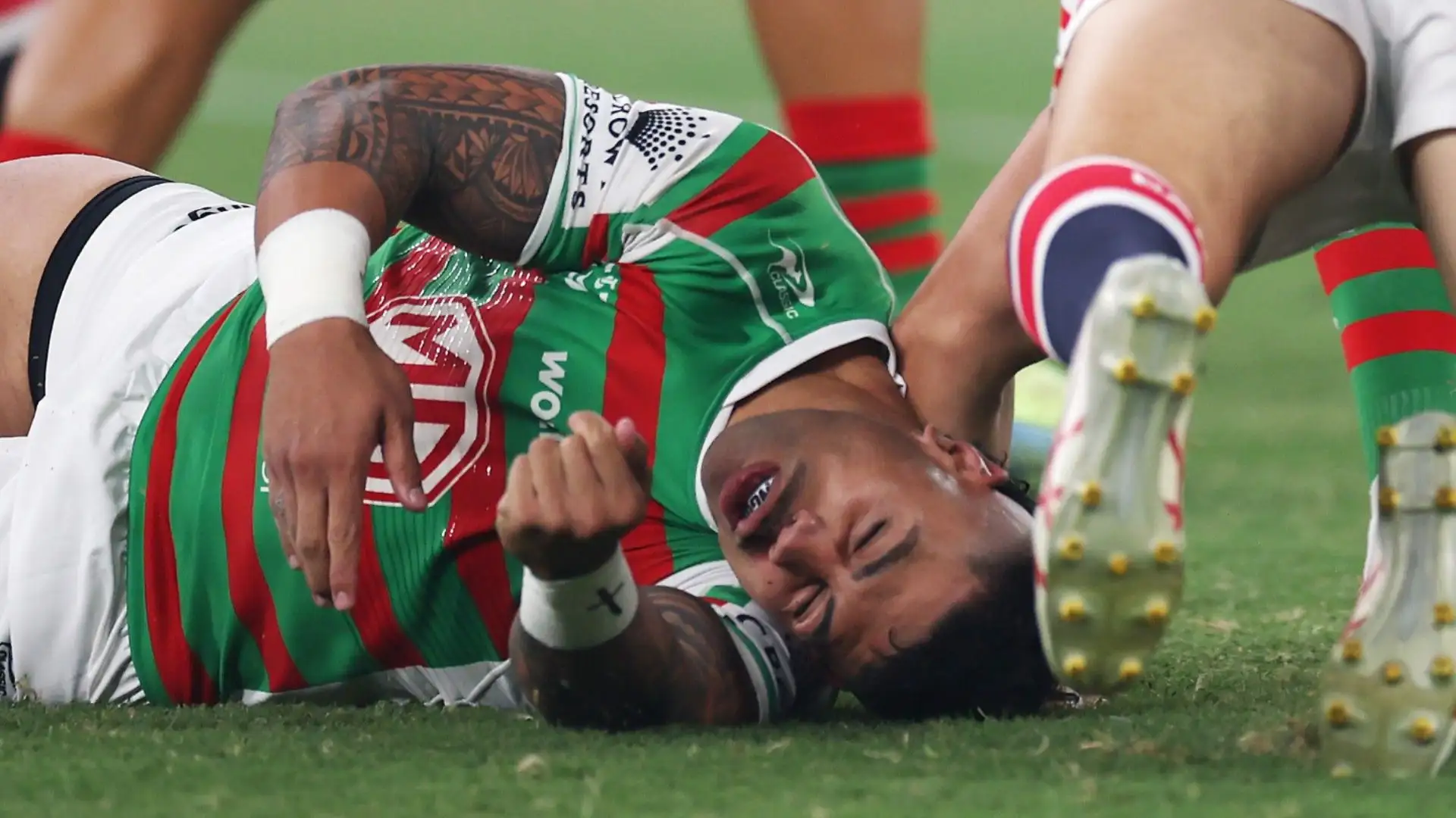 Il rugbista dei South Sydney Rabbitohs ha ricevuto un violentissimo colpo durante il march contro i Sydney Roosters