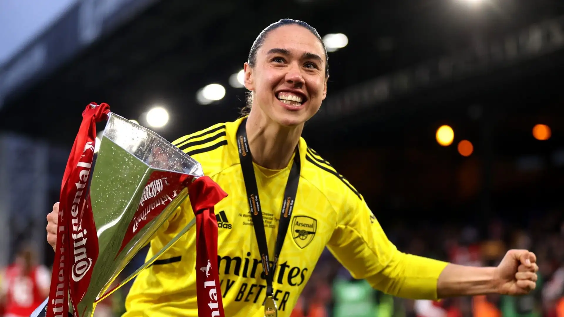 Manuela Zinsberger porta in trionfo la coppa