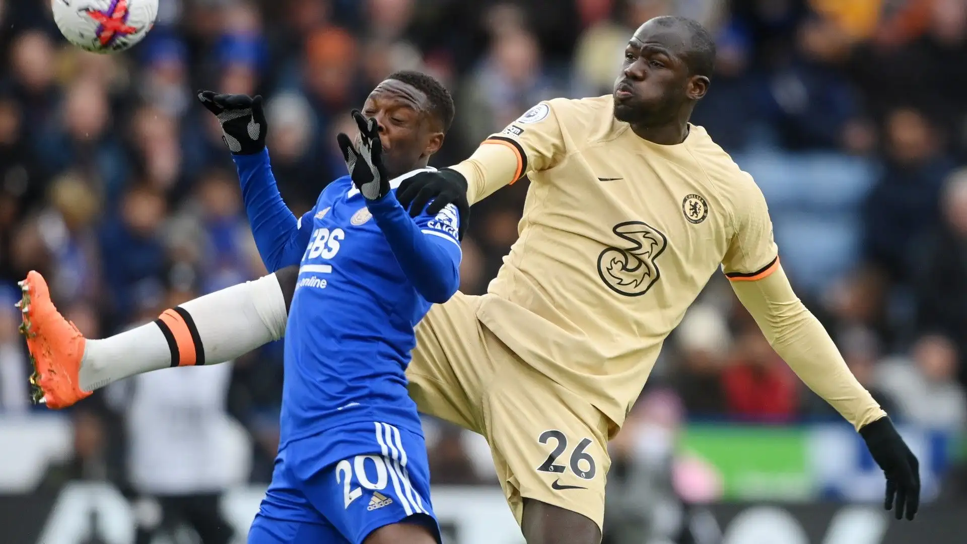 Il roccioso Koulibaly che combatte sul pallone