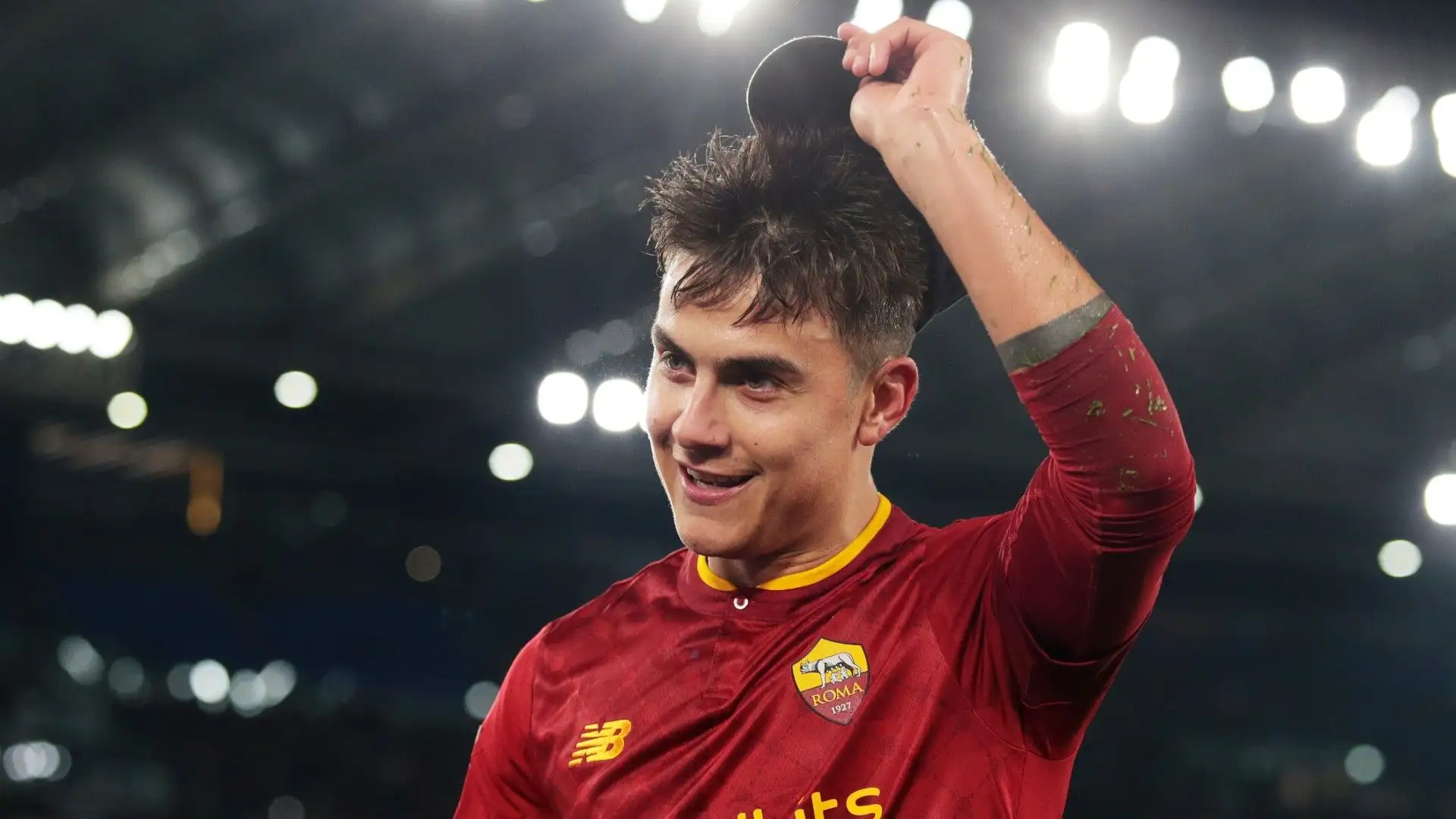 Per allenare il piede destro Dybala si esercita a scrivere il suo nome su un foglio con una penna tra le dita
