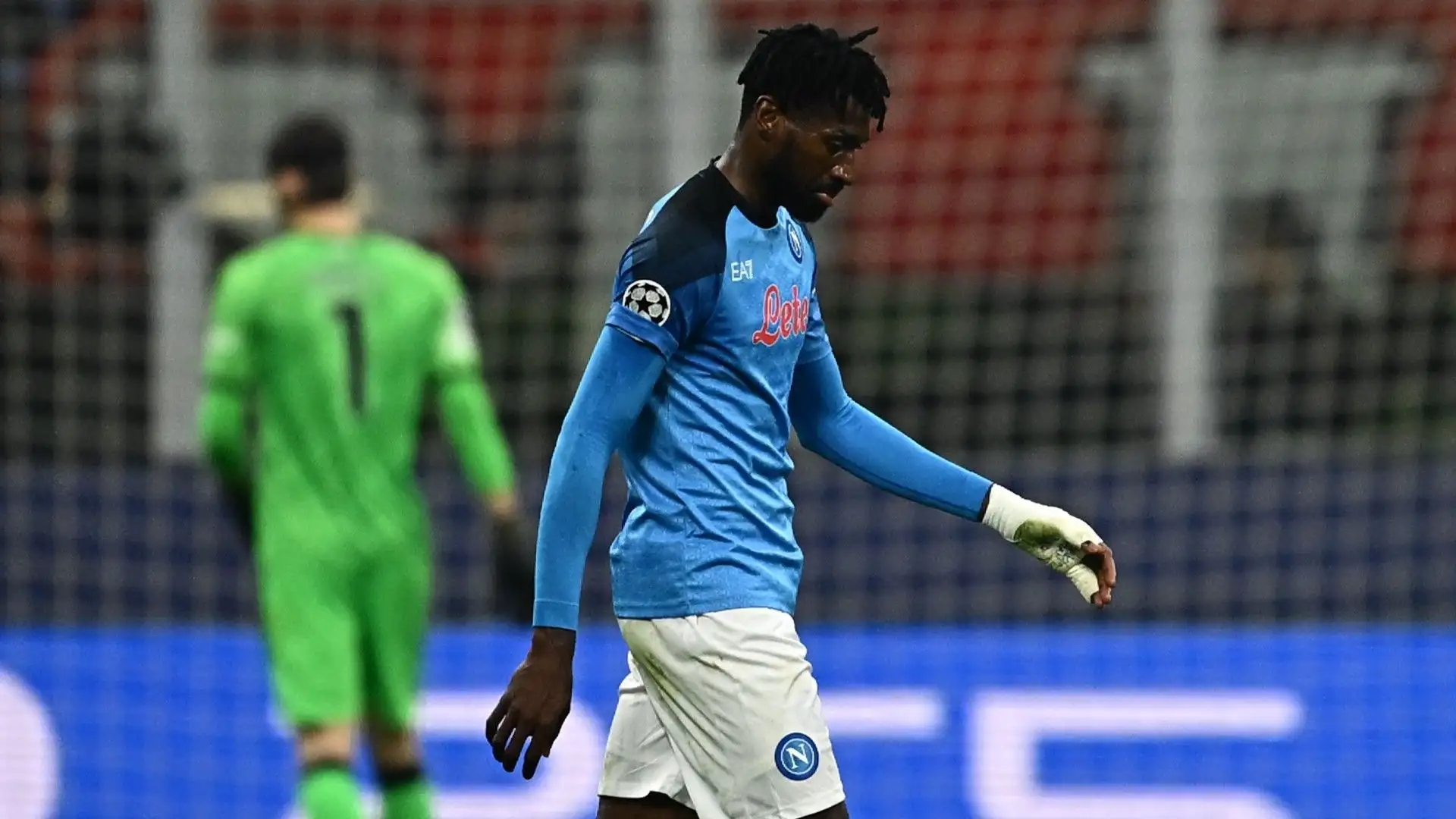 "Scusatemi ragazzi perché vi ho abbandonato. Ho fiducia in voi, siamo una ottima squadra, siamo il Napoli. Ci vediamo presto!" ha scritto poi su Instagram, scusandosi