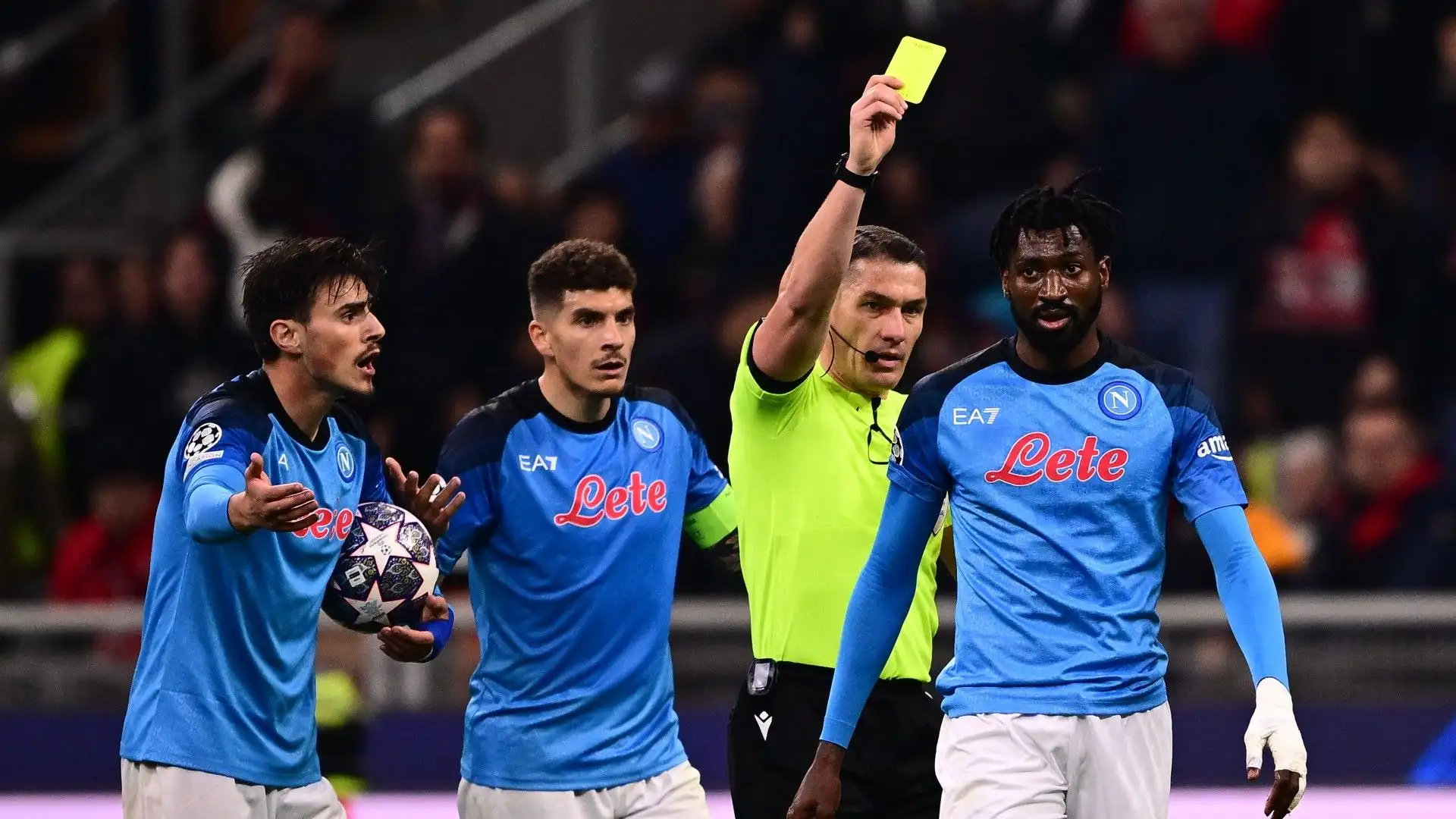 Il centrocampista ha ricevuto il primo cartellino giallo per un fallo commesso su Rafael Leao