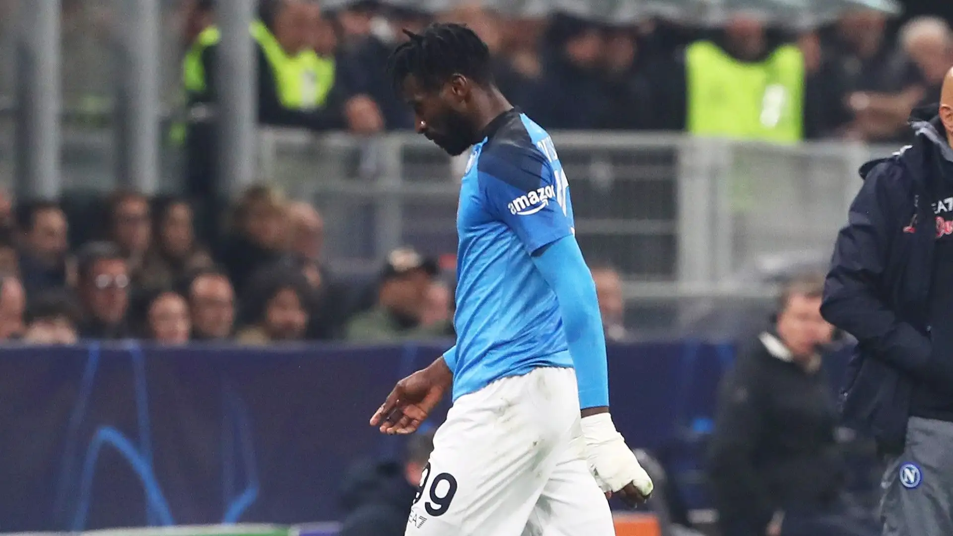 La seconda ammonizione è arrivata per fallo di Theo Hernandez: Anguissa ha colpito al busto il terzino francese