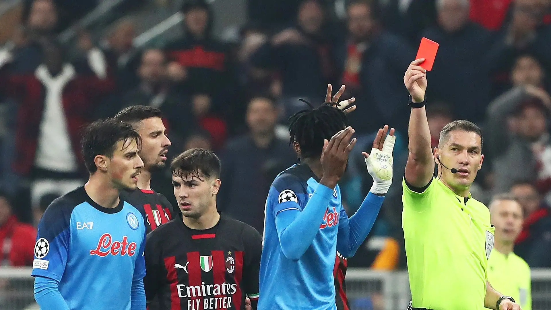 Ecco il momento in cui l'arbitro estrae il cartellino rosso ed espelle Anguissa