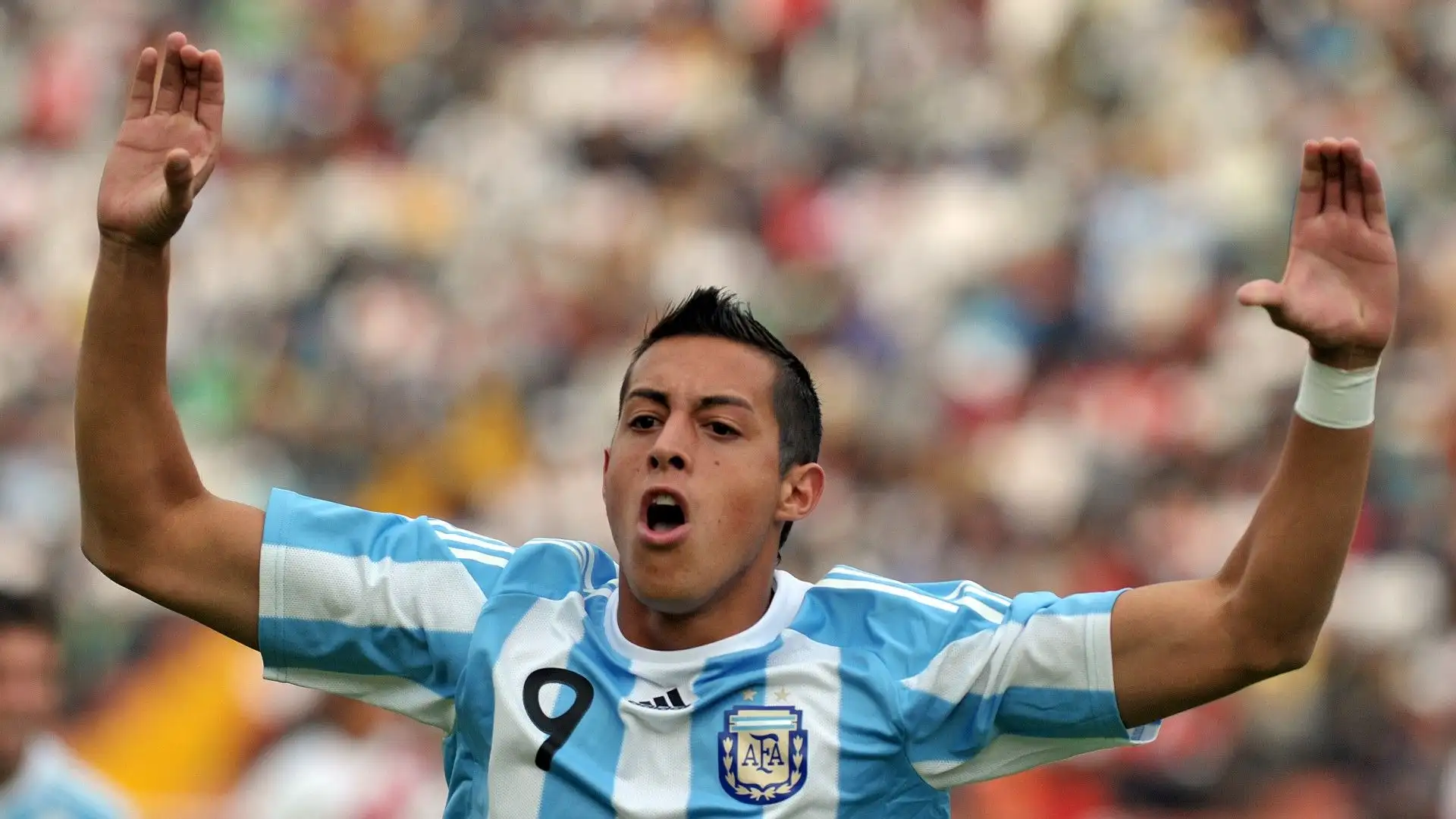 L'attaccante ha però vestito anche la maglia della nazionale argentina. Ha anche collezionato 1 presenza con la nazionale maggiore