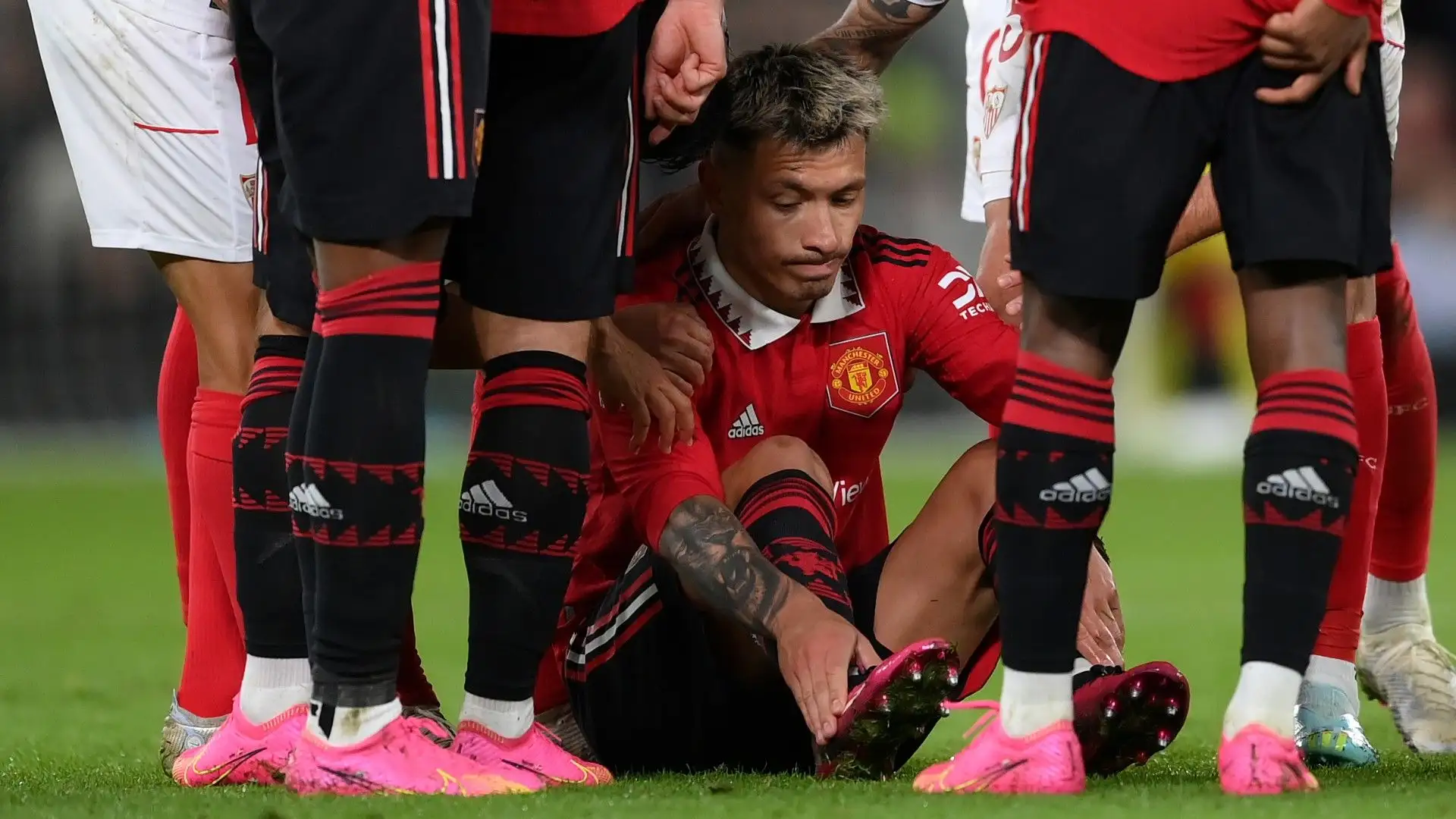 Lisandro Martínez si è infortunato nella sfida di Europa League tra Manchester United e Siviglia