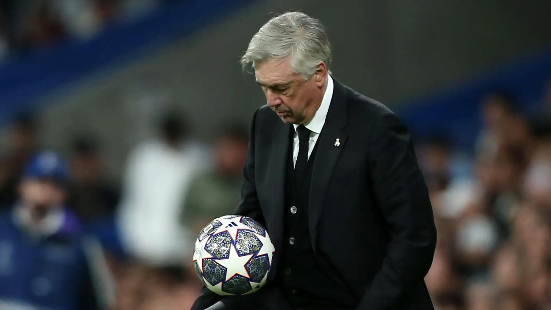 Ancelotti si è esibito in un palleggio a bordo campo