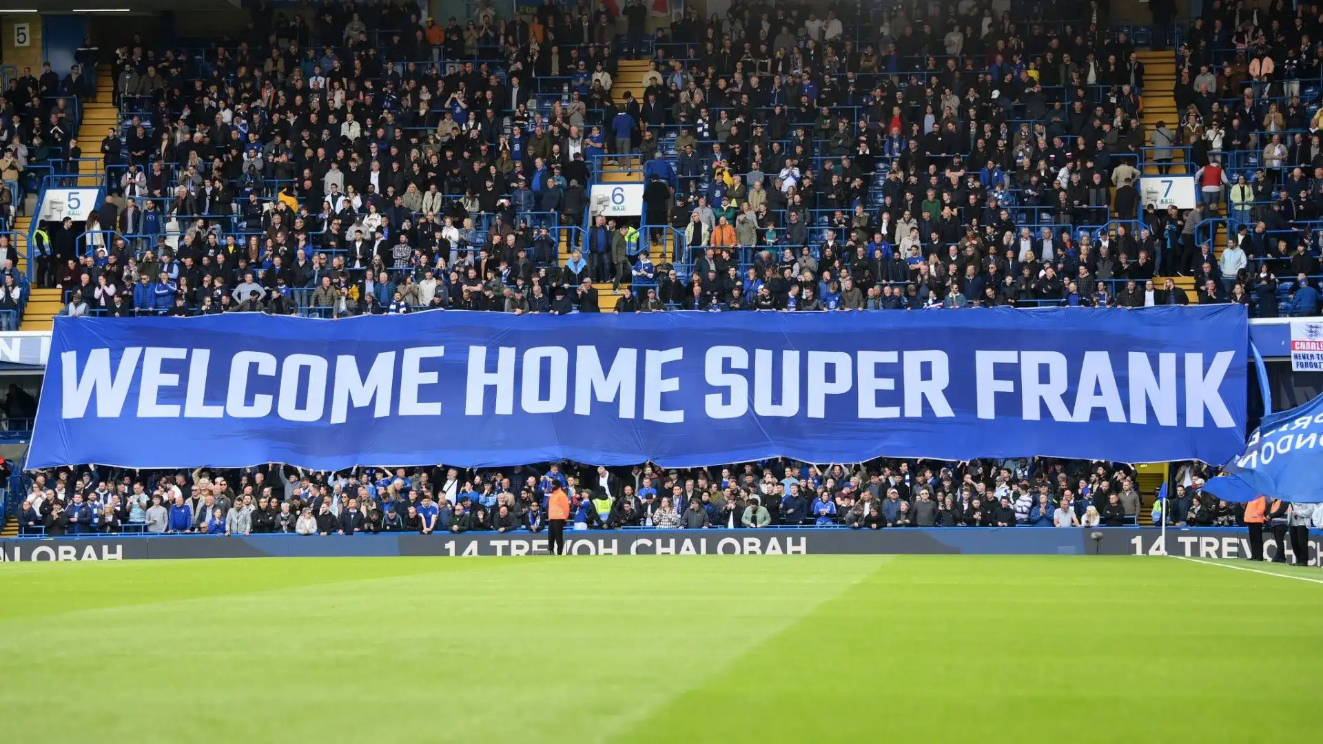 Splendido omaggio da parte dei tifosi del Chelsea ad uno dei calciatori più rappresentativi nella storia del club