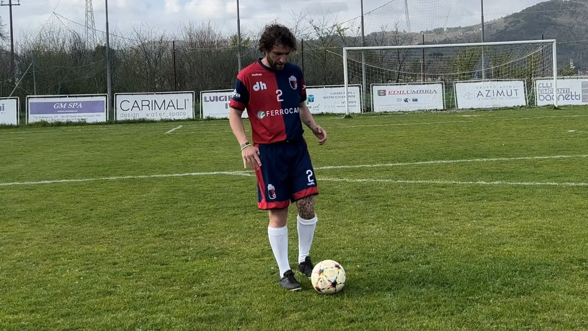 Spesso si associa il tocco con la punta ad un gesto poco tecnico, invece è simile a un colpo da biliardo spesso utilizzato in area di rigore per prendere controtempo il portiere avversario.