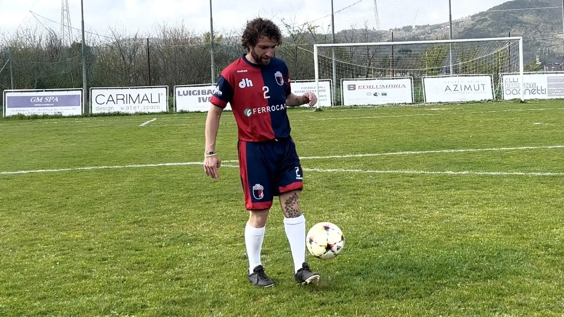 Il colpo sotto, o 'cucchiaio', viene utilizzato per superare un avversario che sia un giocatore o un portiere nelle immediate vicinanze. Fondamentale importanza colpire la palla sulla parte a contatto con il terreno.