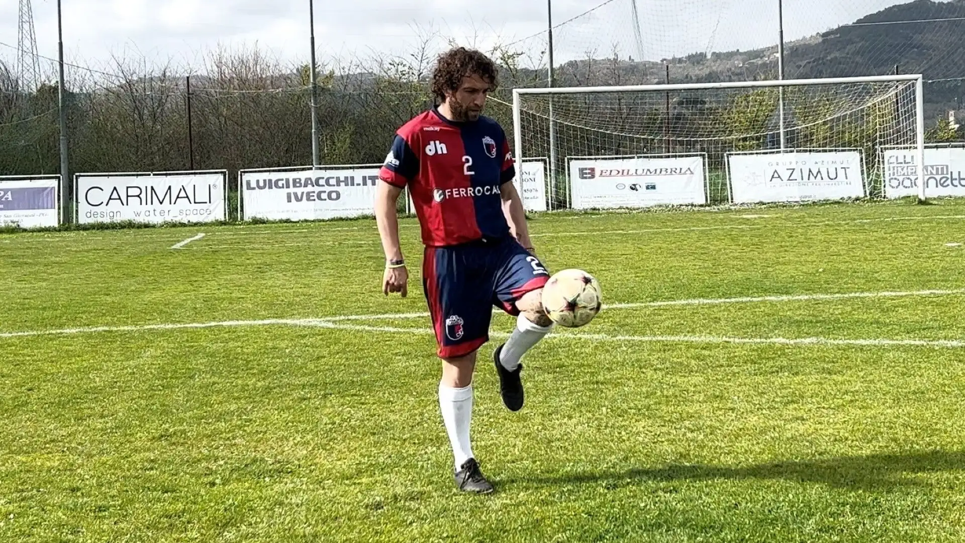 Colpire la palla con il ginocchio o la parte superiore della coscia richiede abilità, spesso viene utilizzato per un retropassaggio al portiere e semplicemente in un contrasto con l'avversario.